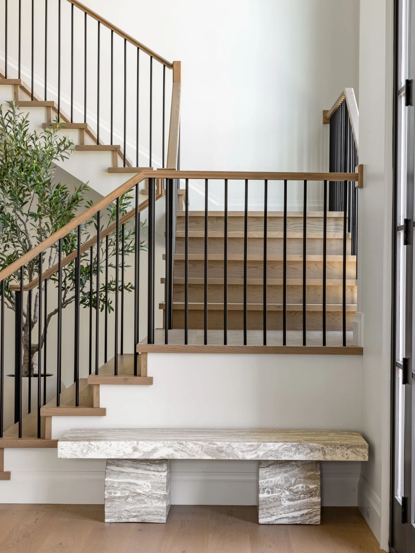 There&rsquo;s just something about walking into your home and being greeted by a beautiful, grand stairwell. It instantly makes the whole space feel warm and inviting&hellip; the kind of welcome that never gets old!

Interior Designer: @centrestagede