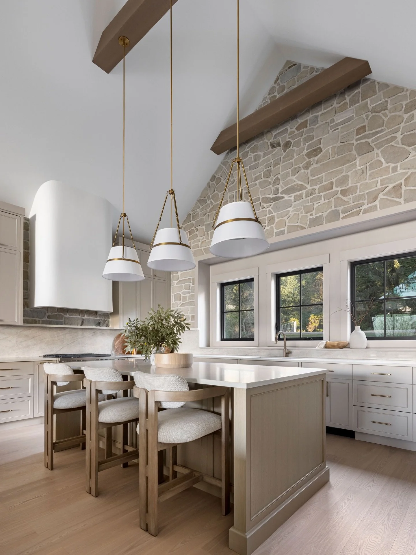 A vaulted ceiling like this doesn&rsquo;t come along every day, and we wanted to make the most of every inch of it. With nearly 20 feet of height to work with, we took the opportunity to clad the entire window wall in natural stone, creating a striki