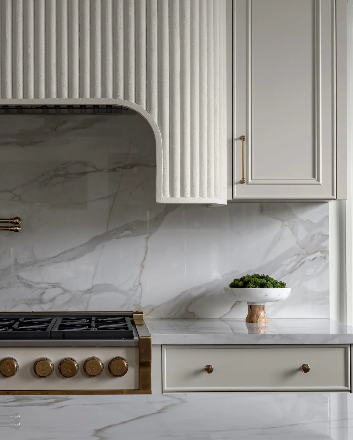 New project alert! ✨

We named this project &ldquo;The Entertainer&rdquo; because these clients love to host. Every inch of their home was thoughtfully designed with gathering and connection in mind.

As you walk into the kitchen, the vent hood immed