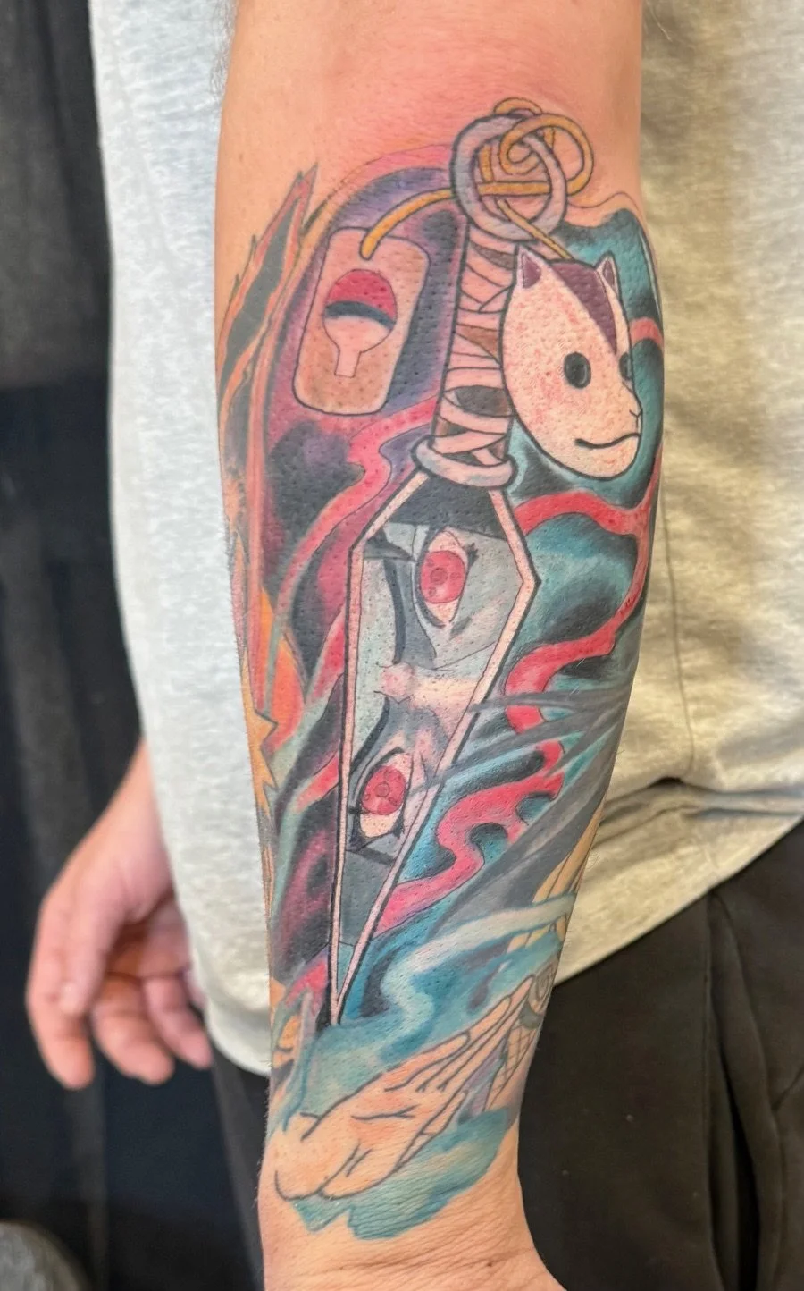 Kunai from Naruto reflecting Itachi's eyes in the dagger blade.