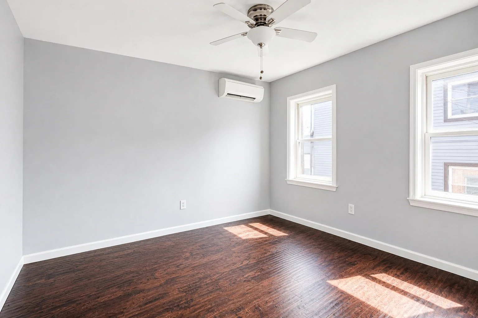 room_no_curtains_2.jpg