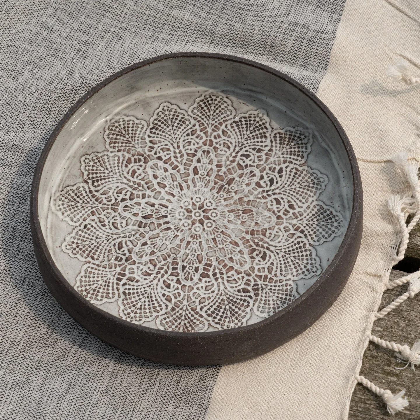 🌬️ S C A N D I - B O W L

Inspiriert von skandinavischer Ruhe.

Ein feines Muster trifft auf weiche Wei&szlig;- und Braunt&ouml;ne. Der schwarze, rohe Ton, verleiht der Bowl einen sch&ouml;nen Kontrast.

Sie eignet sich f&uuml;r vieles: f&uuml;r ein