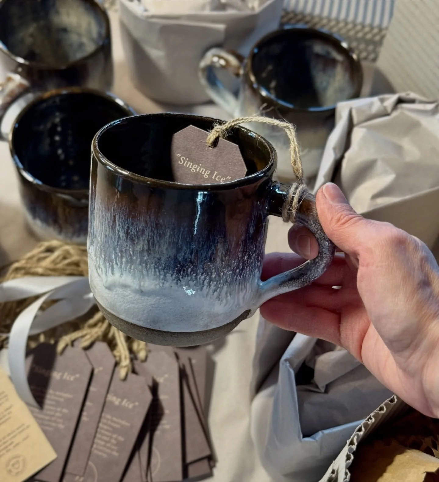 We&rsquo;re just packing a new batch of mugs for you right now&hellip; 🫶🥰🇸🇪 They&rsquo;ll be making their way to Sweden, and from there Jonna&rsquo;s wonderful team will send them straight into your hands 🙌🏼🥹🤍