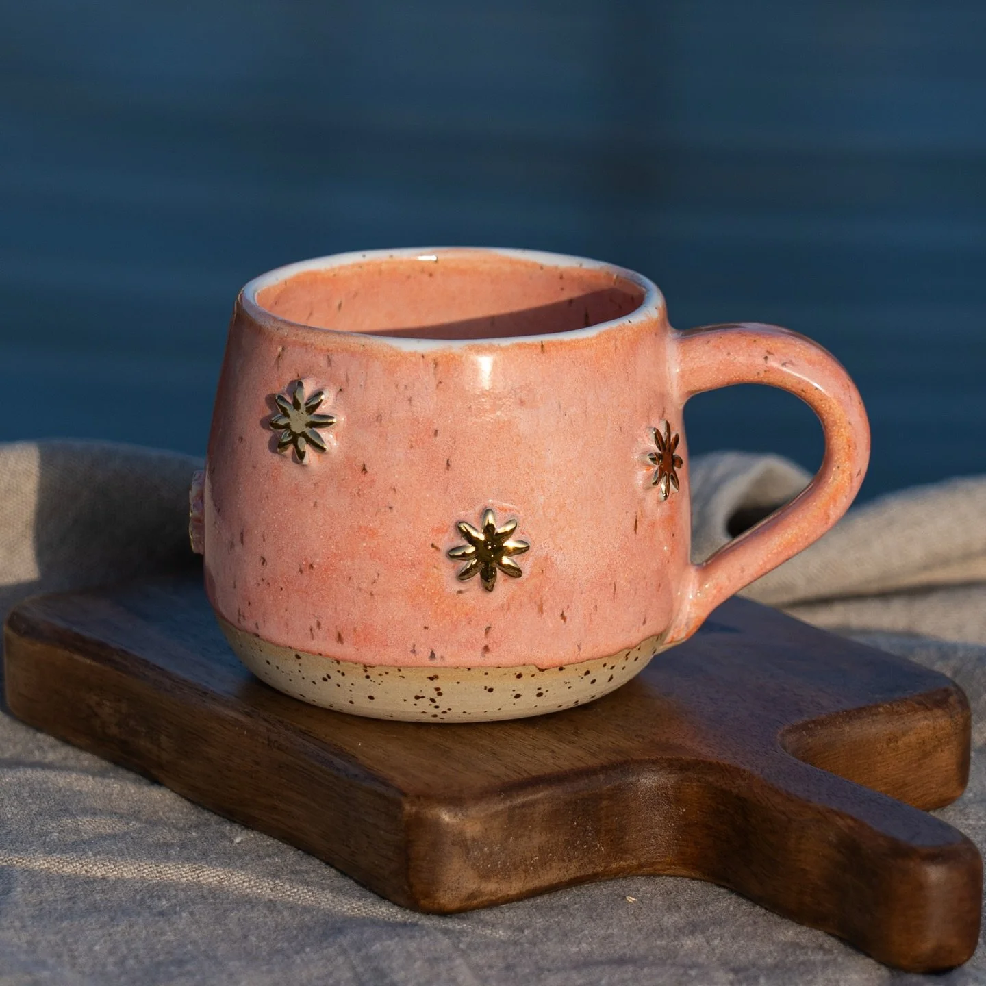 C A N D Y - B L O S S O M ✨🌸🌷☀️

🌸🌺🌸 Unsere neuen Fr&uuml;hlingstassen sind online! 🌷 Diese Tasse erstrahlt in leuchtend schrillem Peach 🍑, mit sechs echten Gold-Bl&uuml;ten veredelt ✨

Schaut gerne mal in unserem Webshop vorbei 👀☀️
Wir ferti