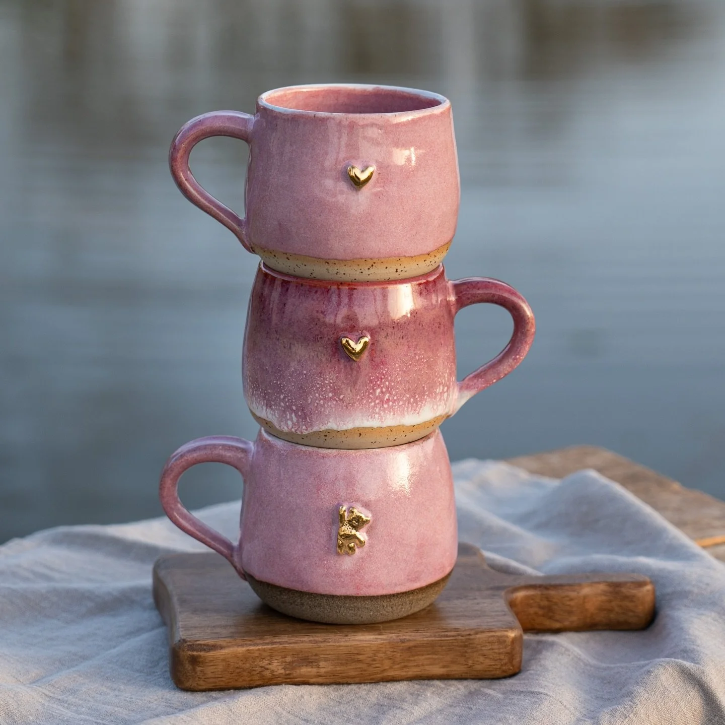 🍒 C H E R R Y  M U G 🍒
🌸🌺🌸 Unsere neuen Fr&uuml;hlingstassen sind da! 🌷 Die zarten Rosat&ouml;ne sorgen f&uuml;r extra Freude beim morgendlichen Kaffee in der Sonne ☀️ die Herzchen &amp; Teddys wurden mit echtem Gold veredelt ✨

Schaut gerne ma