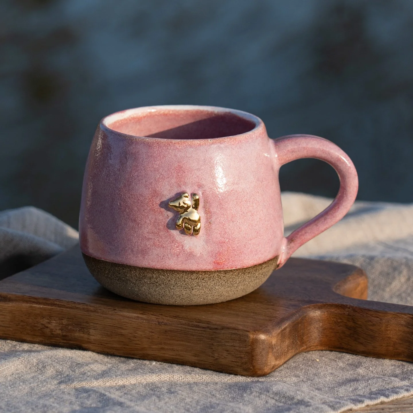 🧸💕 B L U S H - T E D D Y 💕🧸

Diese handget&ouml;pferte rosafarbene Tasse ist mit zwei s&uuml;&szlig;en winkenden Teddy&rsquo;s aus echtem Gold verziert (vorne und hinten).
Sie zaubert uns jedes Mal ein L&auml;cheln ins Gesicht&hellip; geht es dir