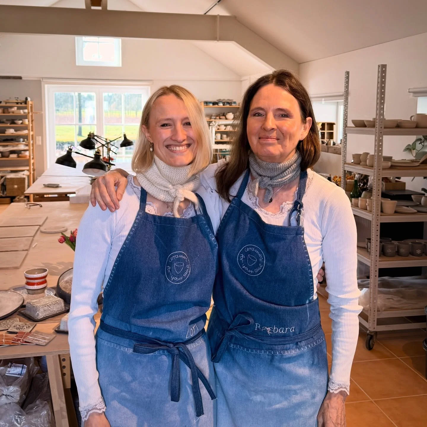 Happy Sunday! ☀️ T&ouml;pfern bei Sonnenschein &amp; Spring Vibes! 🌷🌸 und passend dazu hatten wir gerade einen wundervollen T&ouml;pferkurs mit dem @bielefeld_guide.de Team! 🫶🥰 Sch&ouml;n, dass ihr bei uns wart! 💕