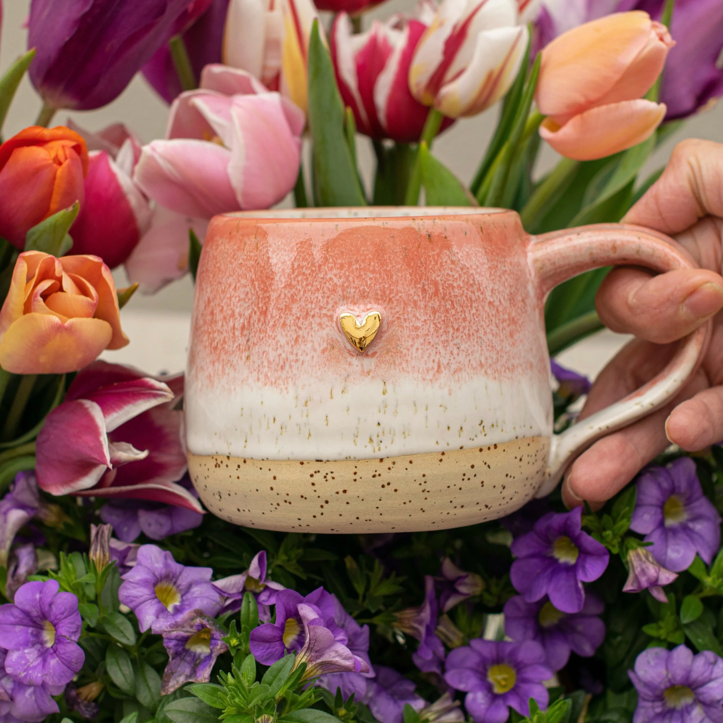 P E A C H 🍑 m u g

Wahlweise mit Gold-Herzchen, oder Bienchen ✨🐝
Jede Tasse kann individuell bestellt werden. Pfoten, Teddys, Lilien - alles ist m&ouml;glich! 🐾🧸⚜️

Mit viel Liebe an der Drehscheibe f&uuml;r dich gefertigt 🥰
Jede Tasse ist ein e
