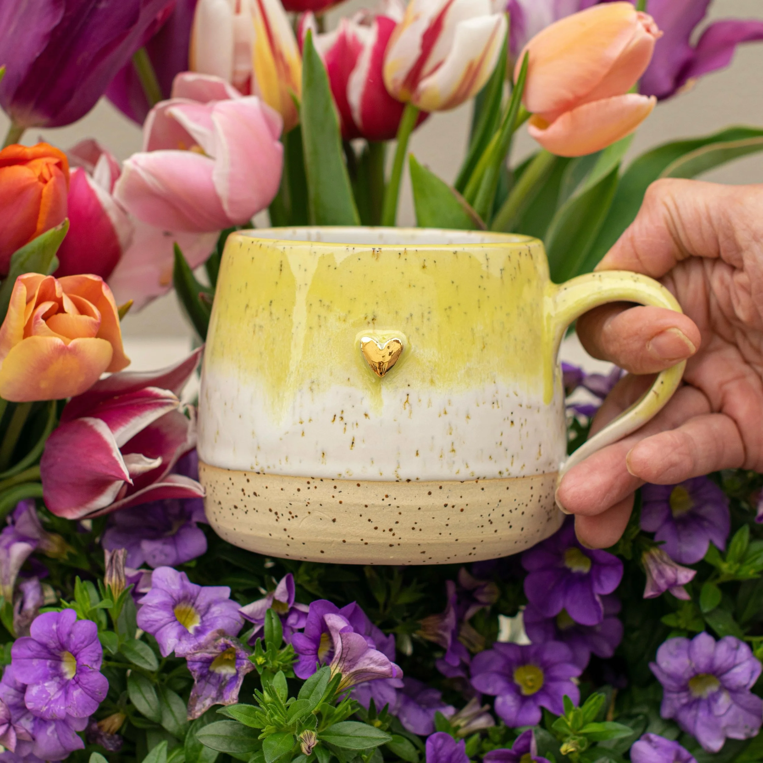 L E M O N 🍋 m u g

Wahlweise mit Gold-Herzchen, oder Bienchen ✨🐝
Jede Tasse kann individuell bestellt werden. Pfoten, Teddys, Lilien - alles ist m&ouml;glich! 🐾🧸⚜️

Mit viel Liebe an der Drehscheibe gefertigt 🥰
Jede Tasse ist ein echtes Unikat!
