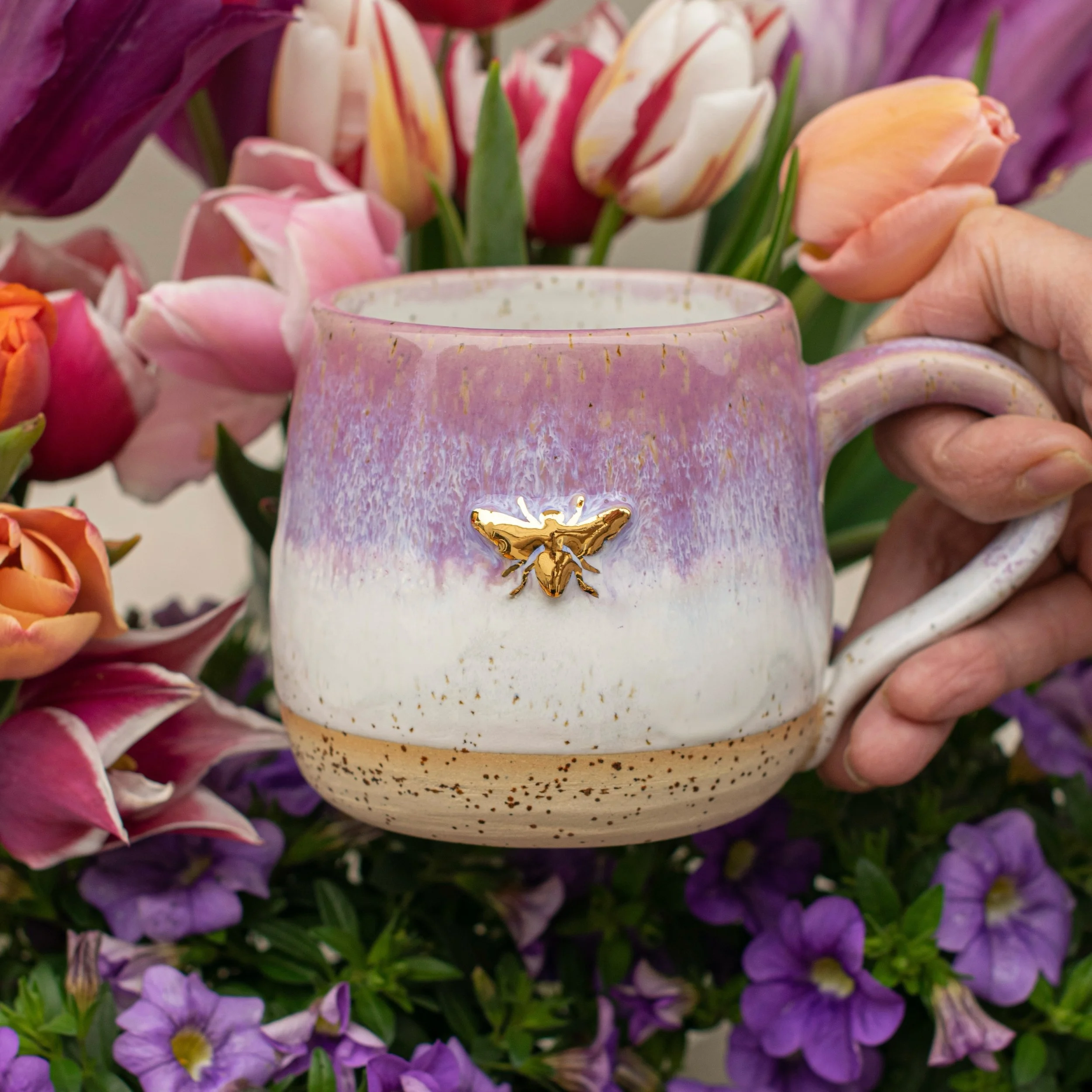 V I O L A 💜🐝 B E E  m u g

Wahlweise mit Bienchen, oder Goldherzen ✨🐝
Jede Tasse kann individuell bestellt werden. Pfoten, Teddys, Lilien - alles ist m&ouml;glich! 🐾🧸⚜️

💕 Mit viel Liebe an der Drehscheibe gefertigt
💯 Jede Tasse ist ein echtes