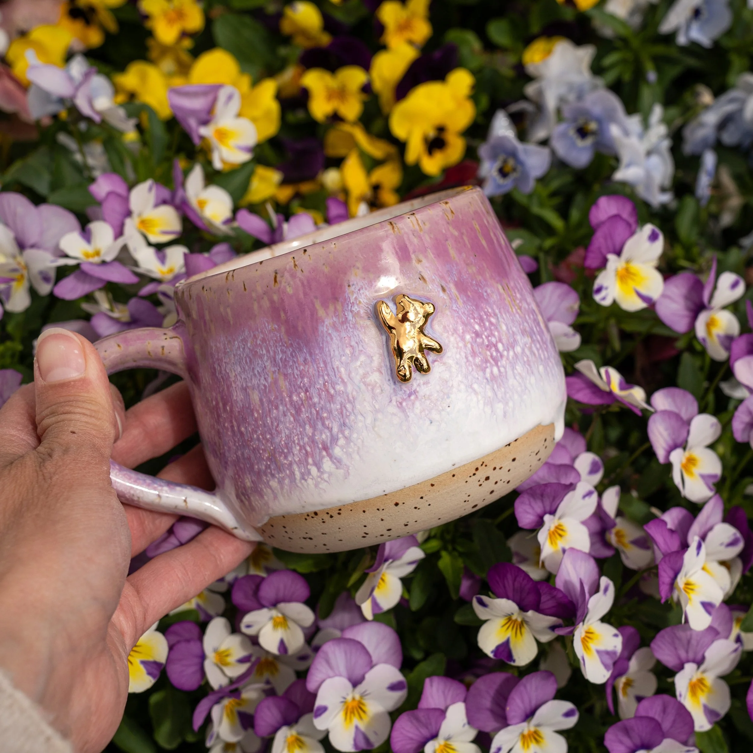 Hi! 👋🧸 V I O L A - T E D D Y  m u g

Zu niedlich oder? 🥹
Du kannst dir so eine sch&ouml;ne Tasse bei uns selber t&ouml;pfern oder sie bei uns vorbestellen 🥰💕
Schreib uns einfach! 🫶☺️

#teddytasse #keramiktasse #t&ouml;pferkurs #lieblingstasse #