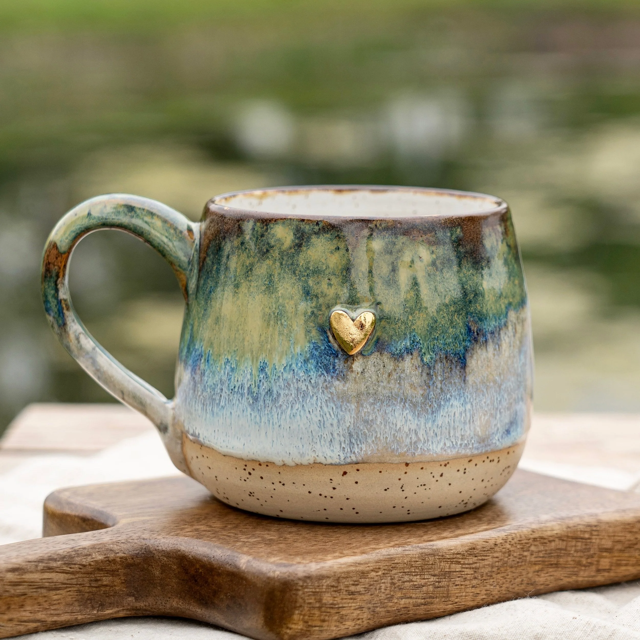 S A N D B Y mug 🌾🌊

Diese handget&ouml;pferte Keramiktasse tr&auml;gt den Namen SANDBY - benannt nach unserem Lieblingsstrand in S&uuml;dschweden. 🇸🇪

Das Meer, der helle Sand, die D&uuml;nen und die sanften Naturt&ouml;ne dieser besonderen K&uum