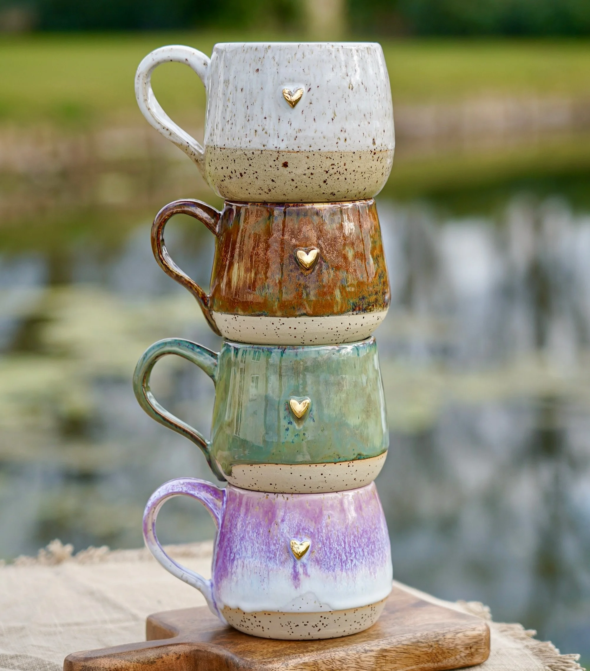 💜 Bunte Herztassen 💚

Jede Tasse ist ein echtes Unikat und wird mit viel Liebe von Hand gefertigt! Die kleinen Herzchen werden mit echtem Gold veredelt ✨

Welche Farbe w&auml;re deine Wahl? 💕

#handgemacht #keramikliebe #ceramics #potterylove #her