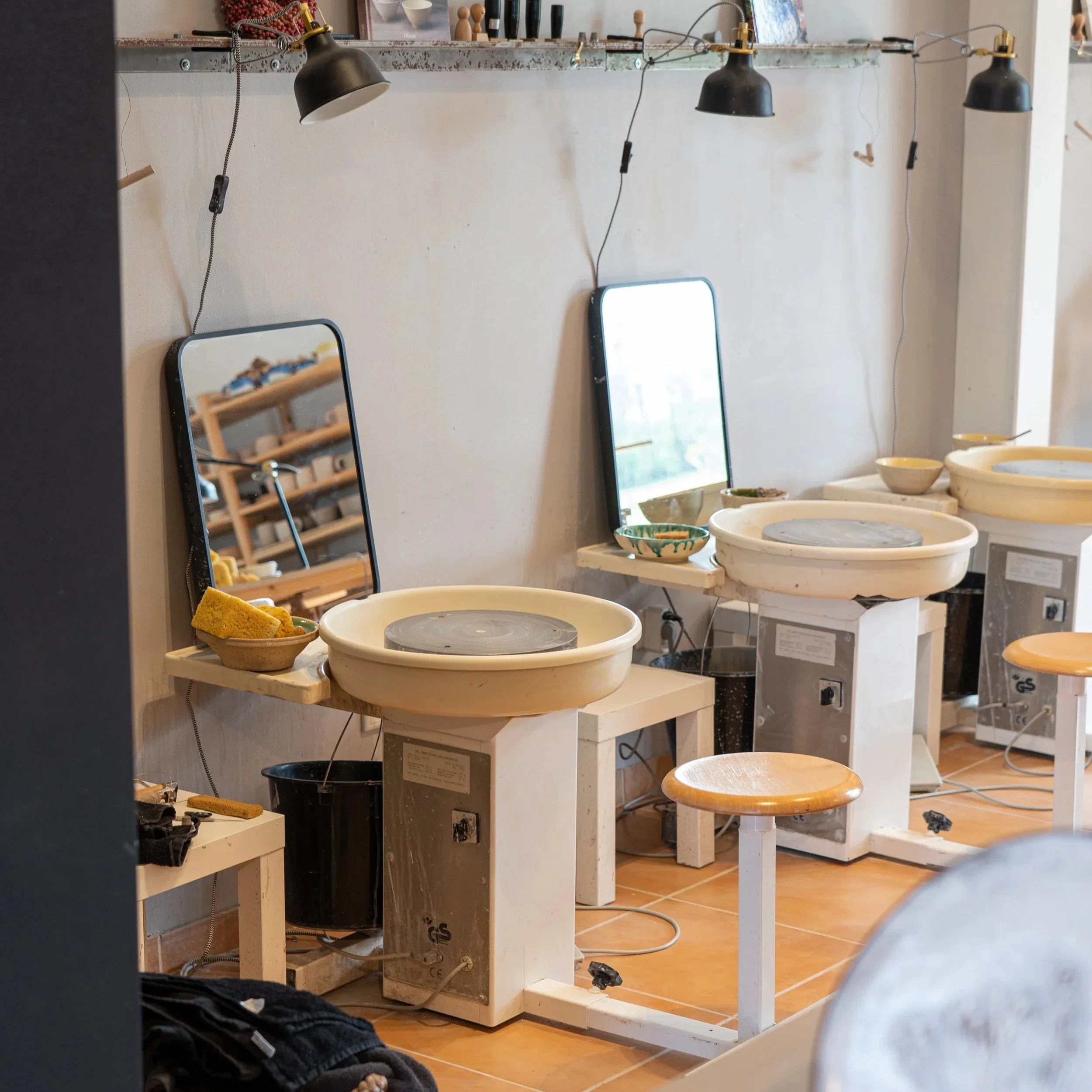 Ceramics_for_your_soul_Toepferatelier_Drehscheibe_hochformat.jpg