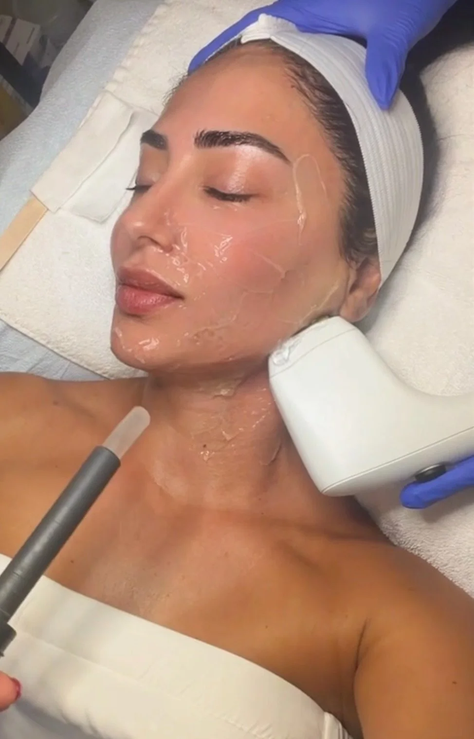 Sydney Sajadi receiving an in-clinic skin treatment