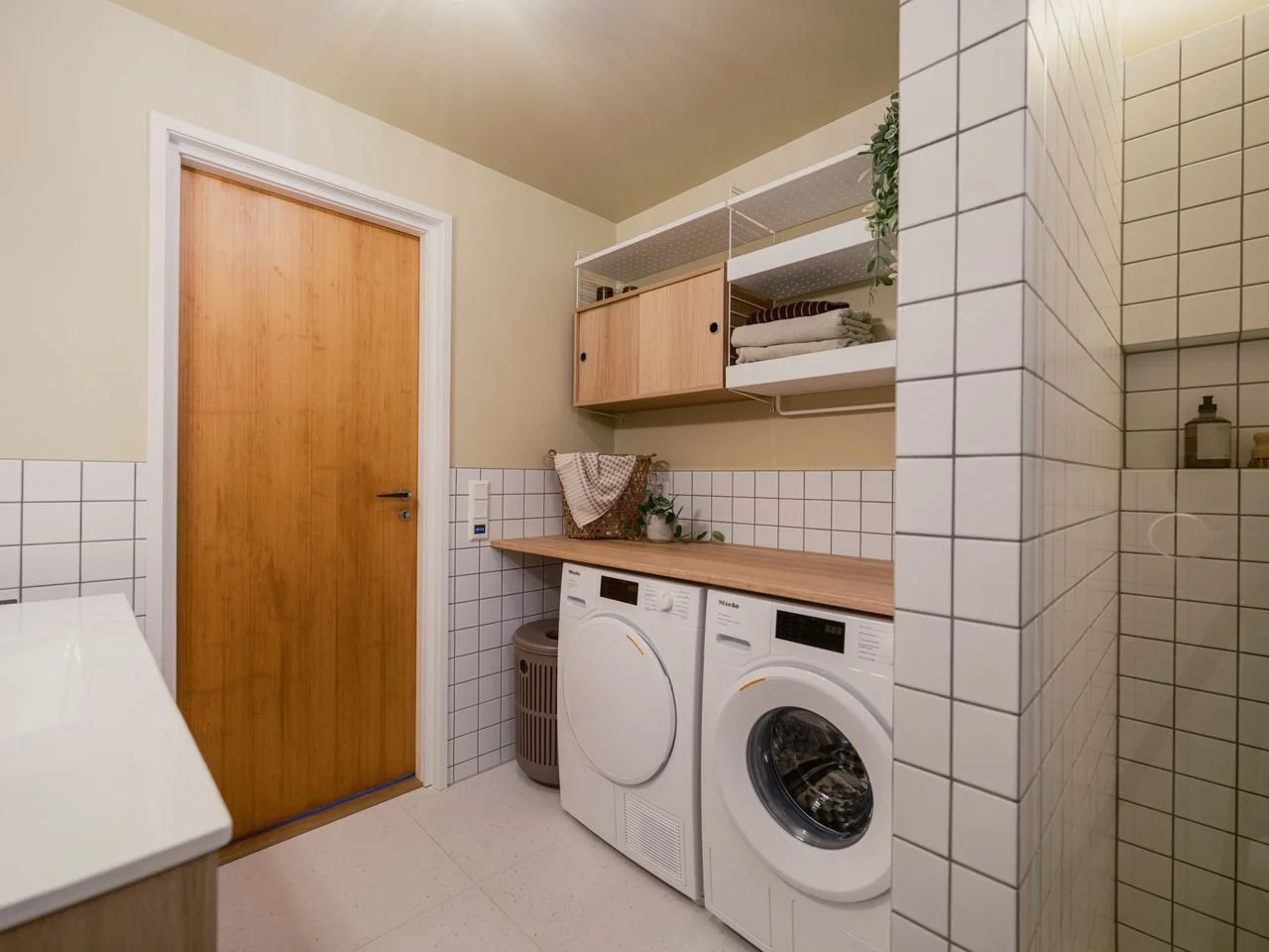 Benk i lakkert eik og hyllesystem fra String