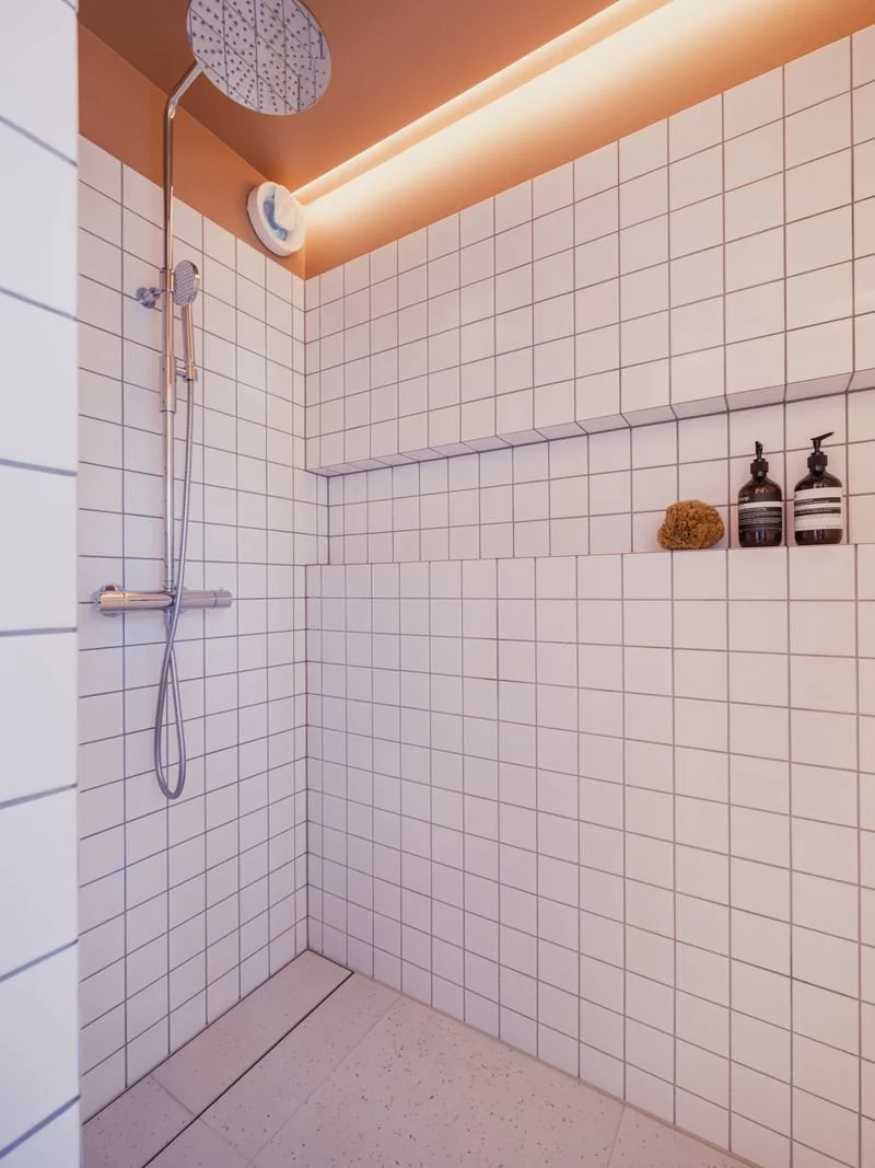 Stor dusjnisje med slukrenne fra Sliderain