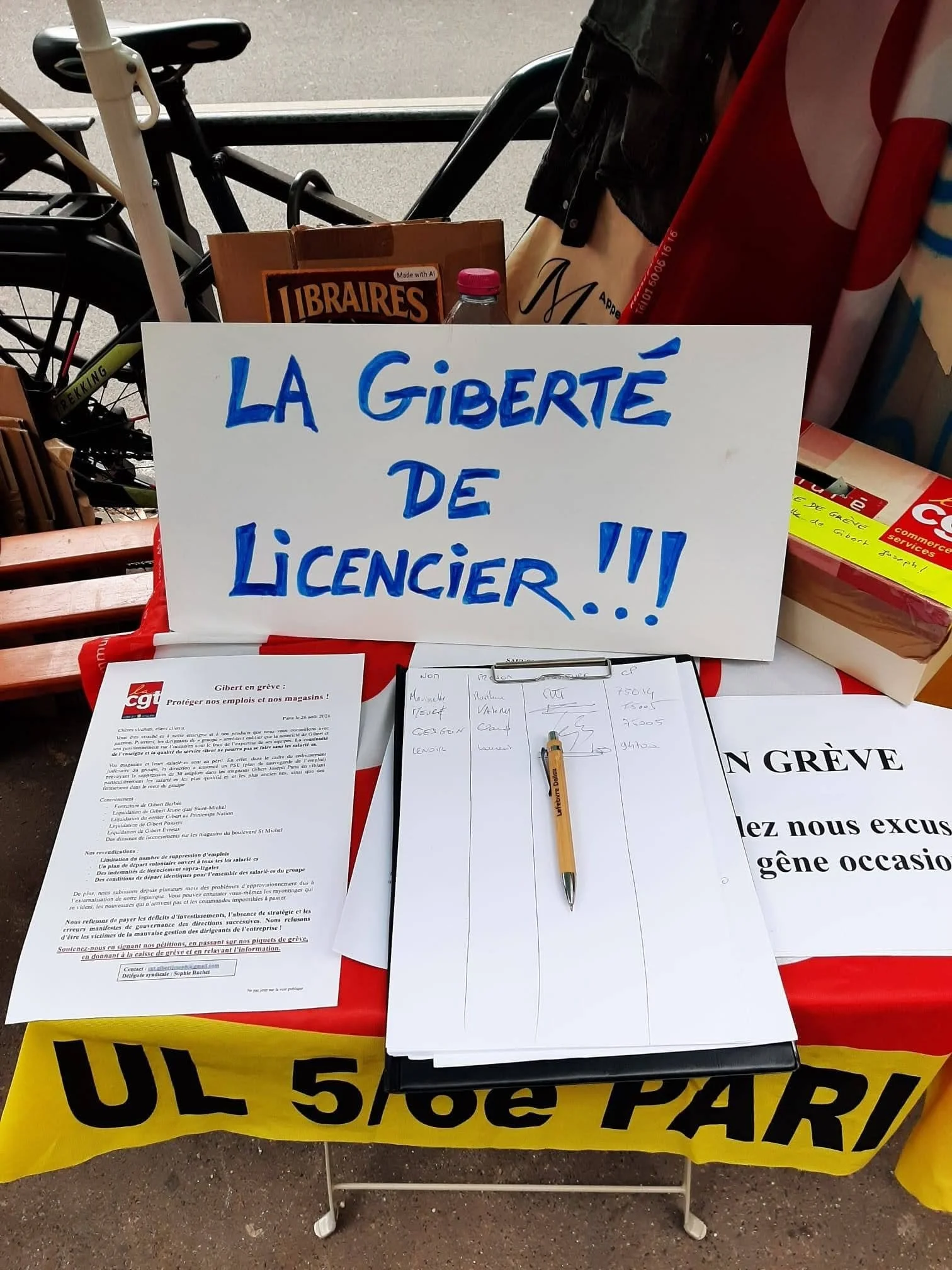 GREVE GIBERT JOSEPH : piquets installés devant les magasins du boulevard Saint-Michel!