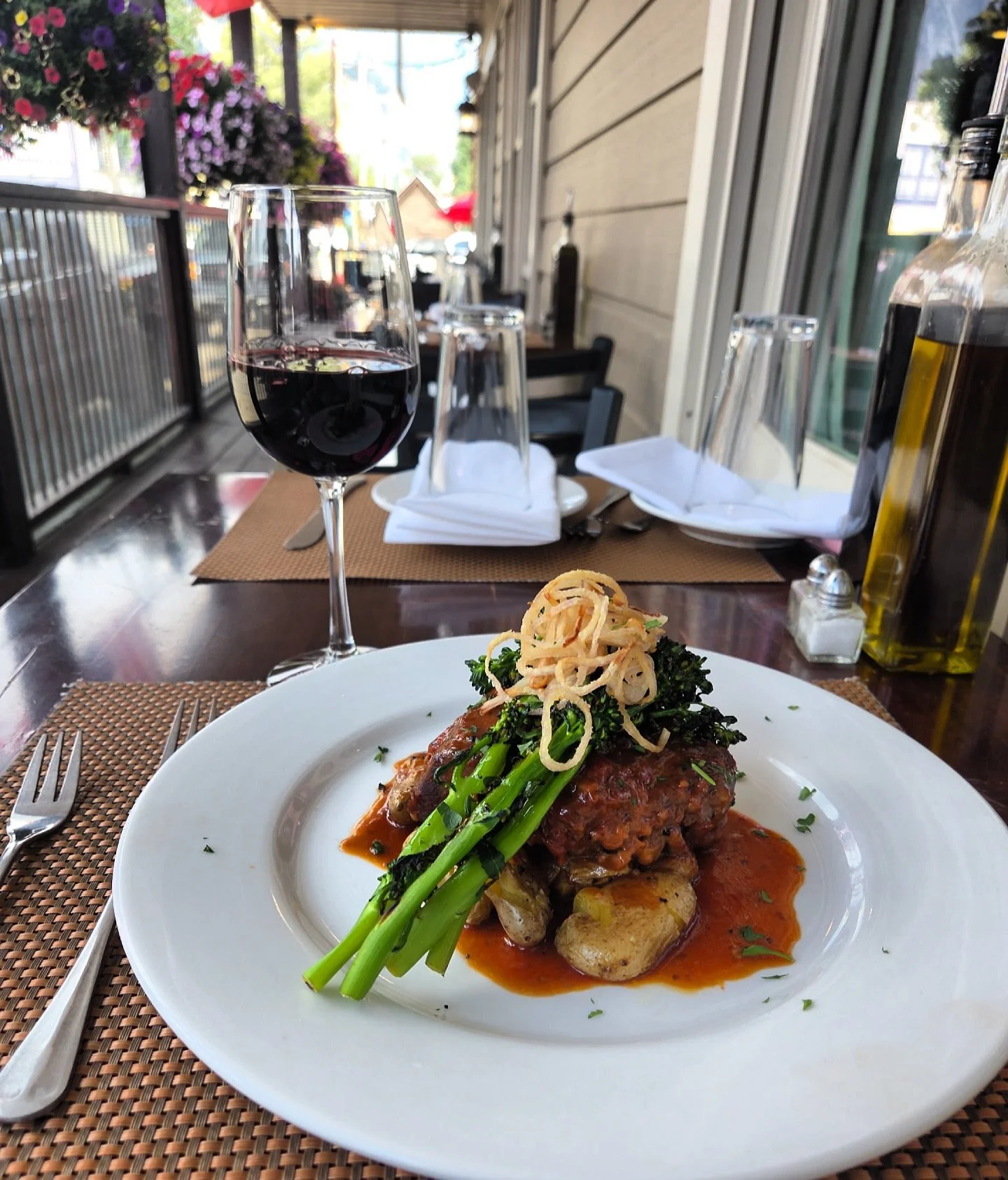 If we haven&rsquo;t seen you yet for dinner, this delicious short rib special should be the push you need to come by! Topped with broccolini &amp; crispy shallots, it&rsquo;s a dish you don&rsquo;t want to miss. We&rsquo;ll see you soon 😊

#thegourm