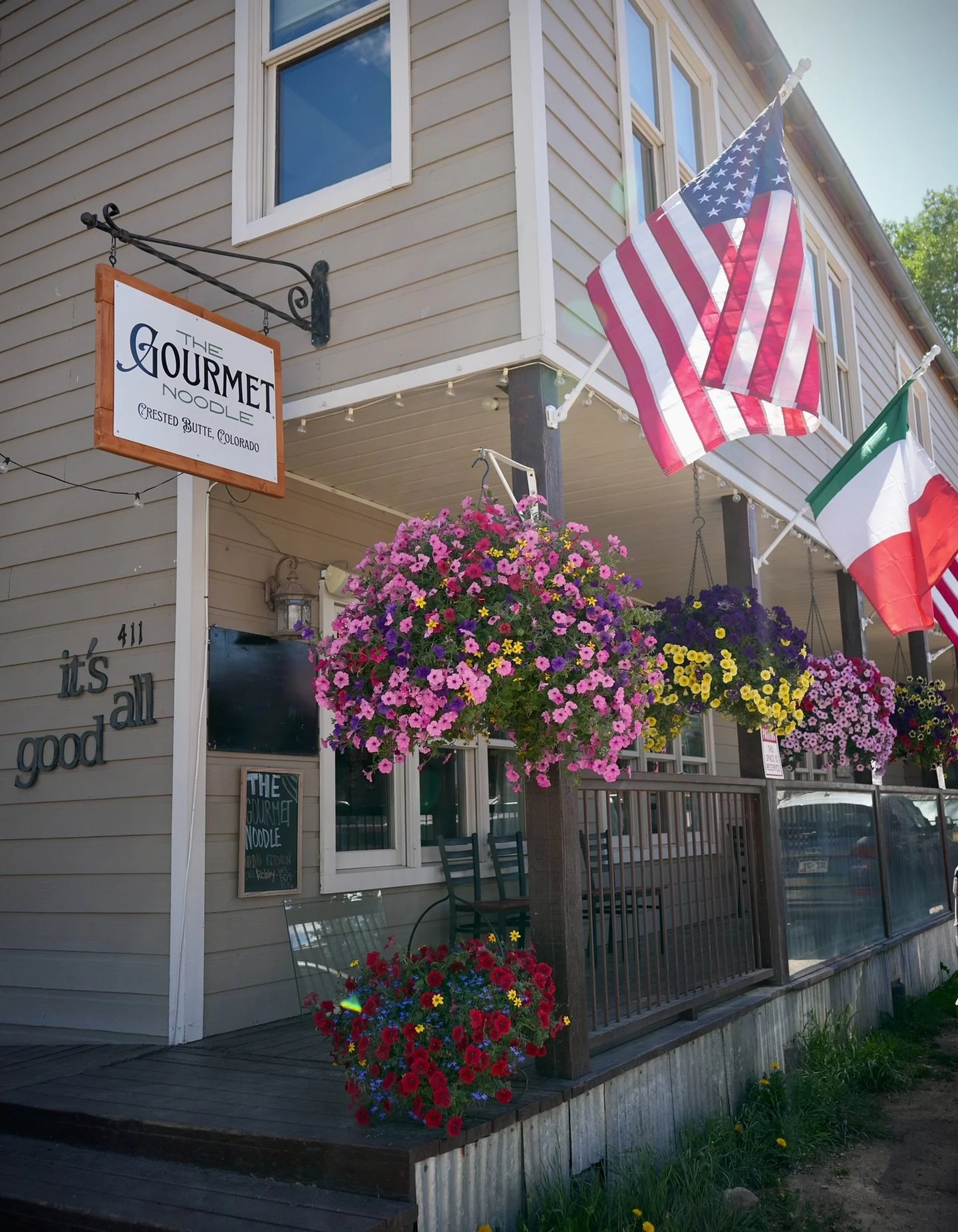 Summer is heatin&rsquo; up but it&rsquo;s nice and shady on the deck. Or if you prefer a little sunshine and blue skies, our patio is now open! ☀️ 

#thegourmetnoodle #crestedbutte #crestedbuttecolorado #colorado #mountaintown #visitcrestedbutte #col