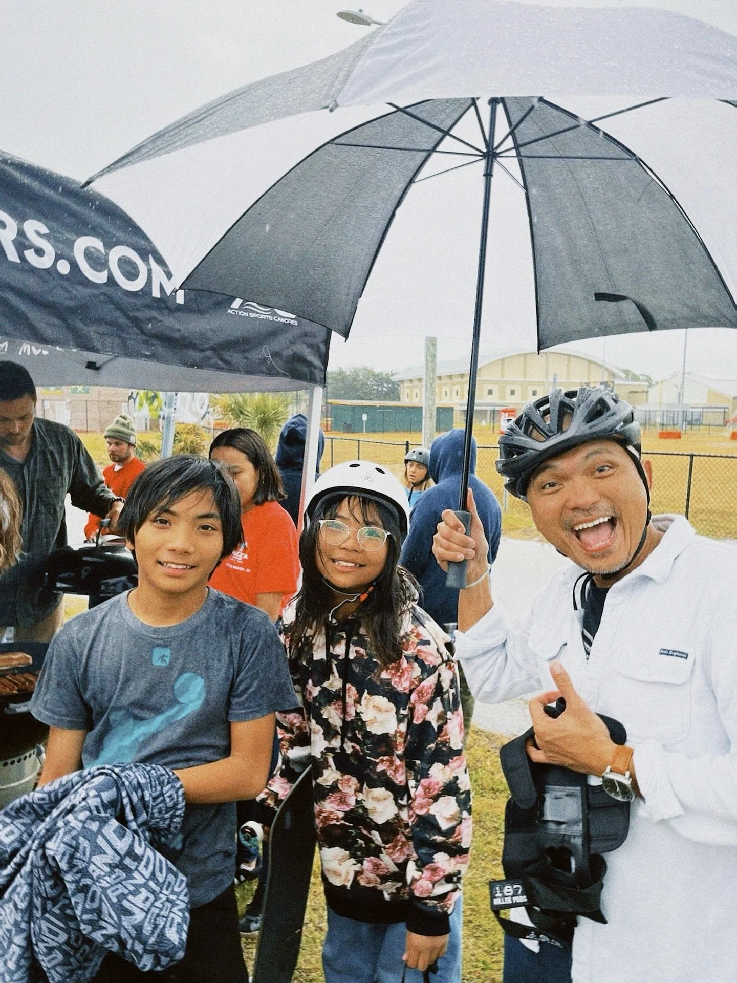 GUESS WHAT TOMORROW IS?! 

SURF CHURCH SUNDAY!! 

Come by!! Excited! 10:00AM!!❤️⚡️🤙🏻

Also, we have the famous banana bread from @lekkereats_mb &amp; coffee!! come through!🙌🏻