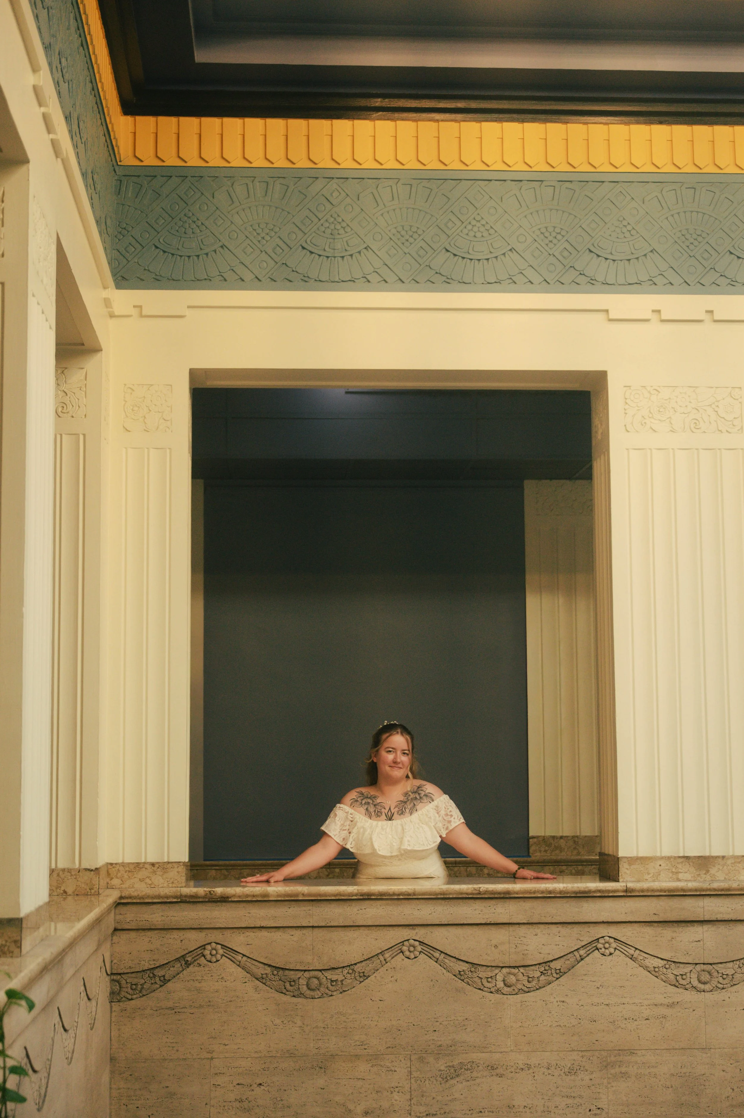 richmond-senior-photos-dark-academia-library-hannah-louise-photo.jpg