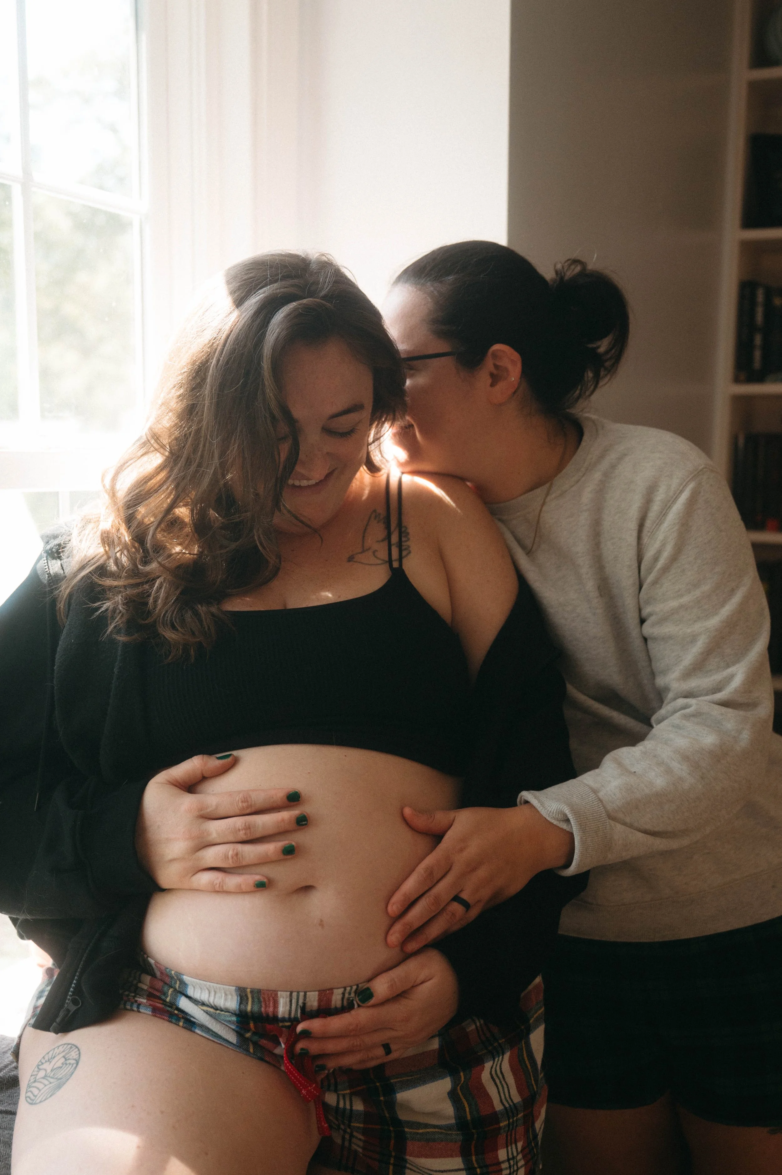 maternity-details-hands-belly-richmond-hannah-louise-photo.jpg