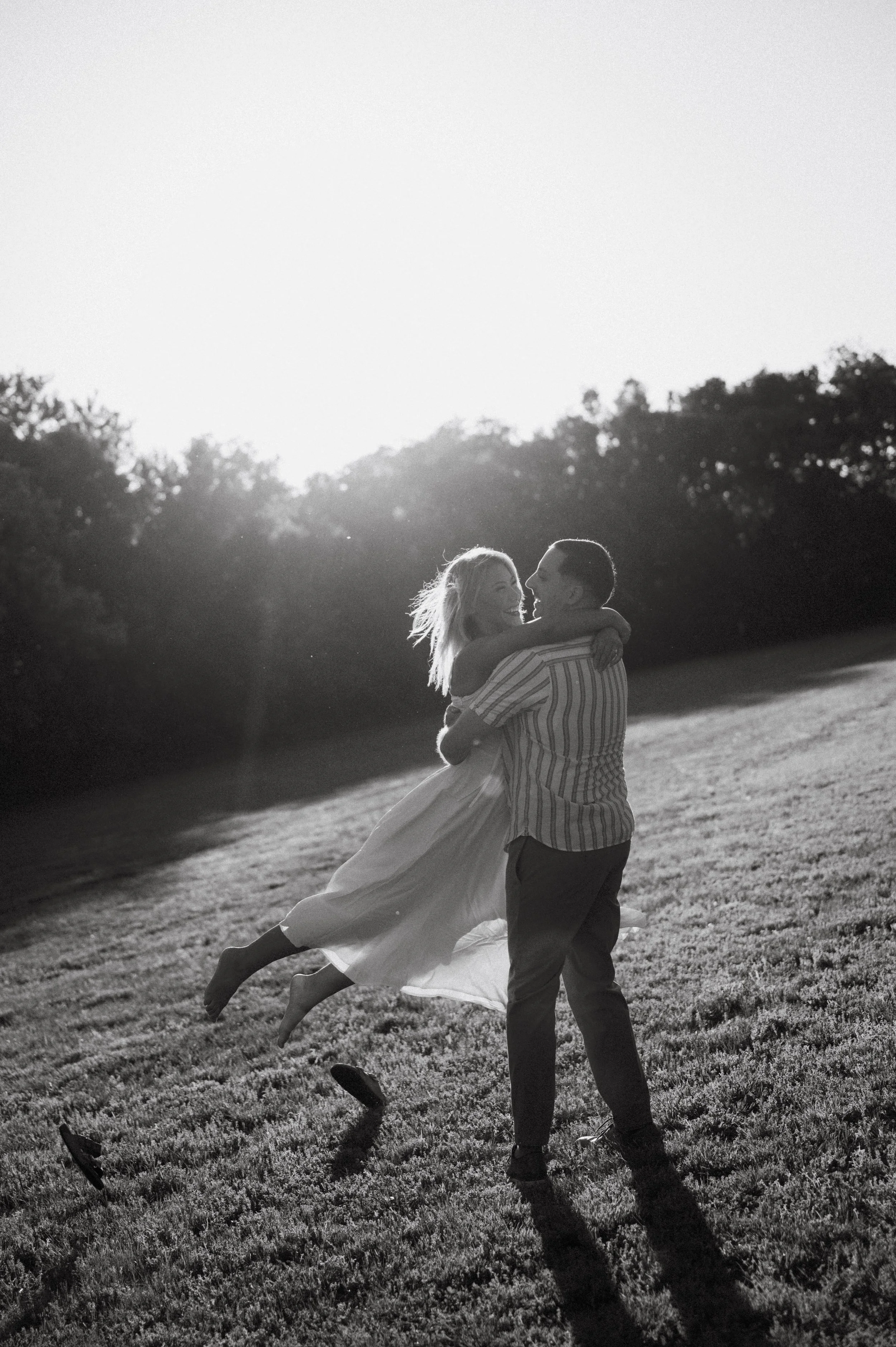 hannah-louise-photo-richmond-engagement-session-barefoot-field.jpg
