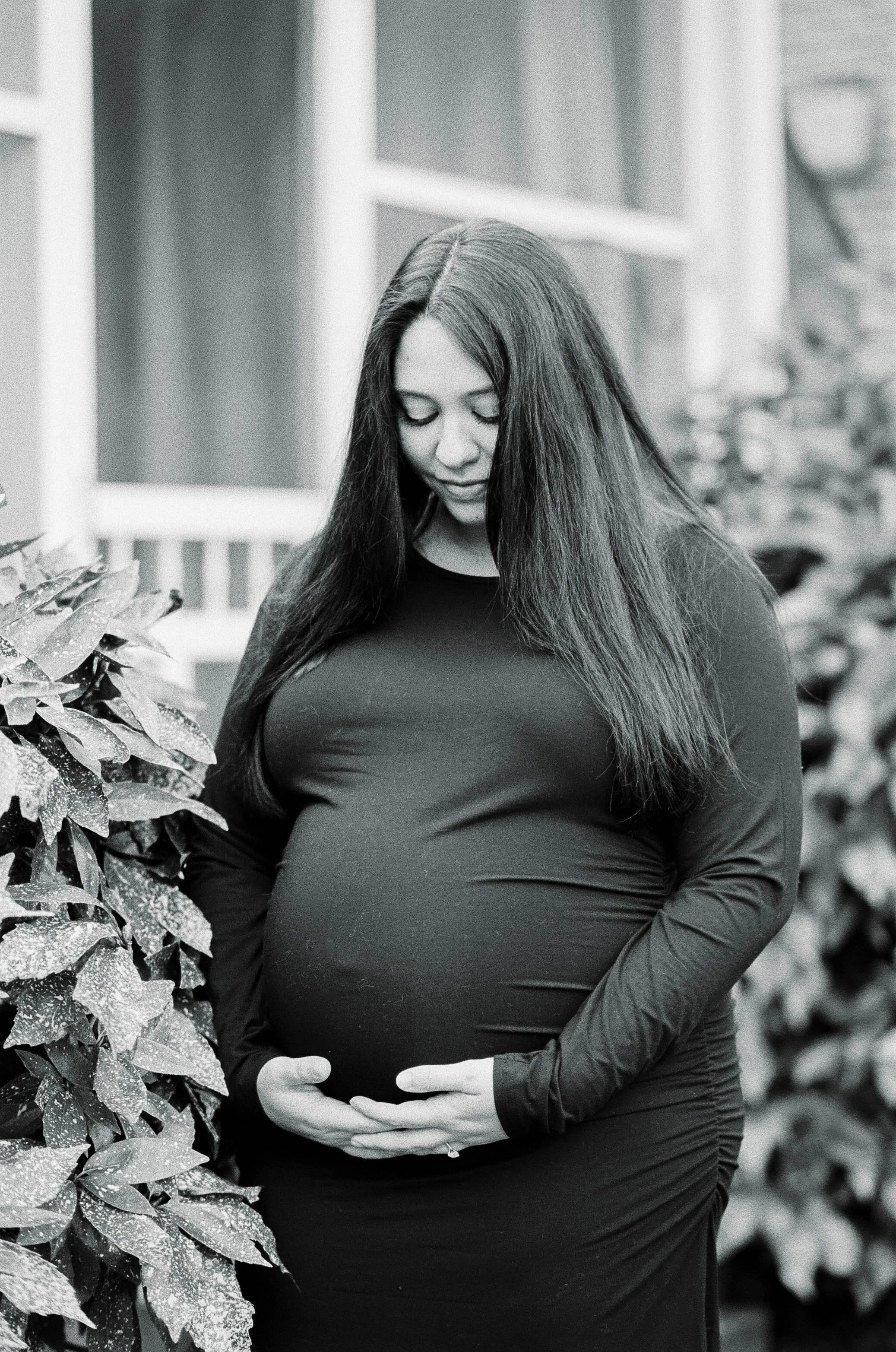 intimate-pregnancy-session-on-film.jpg