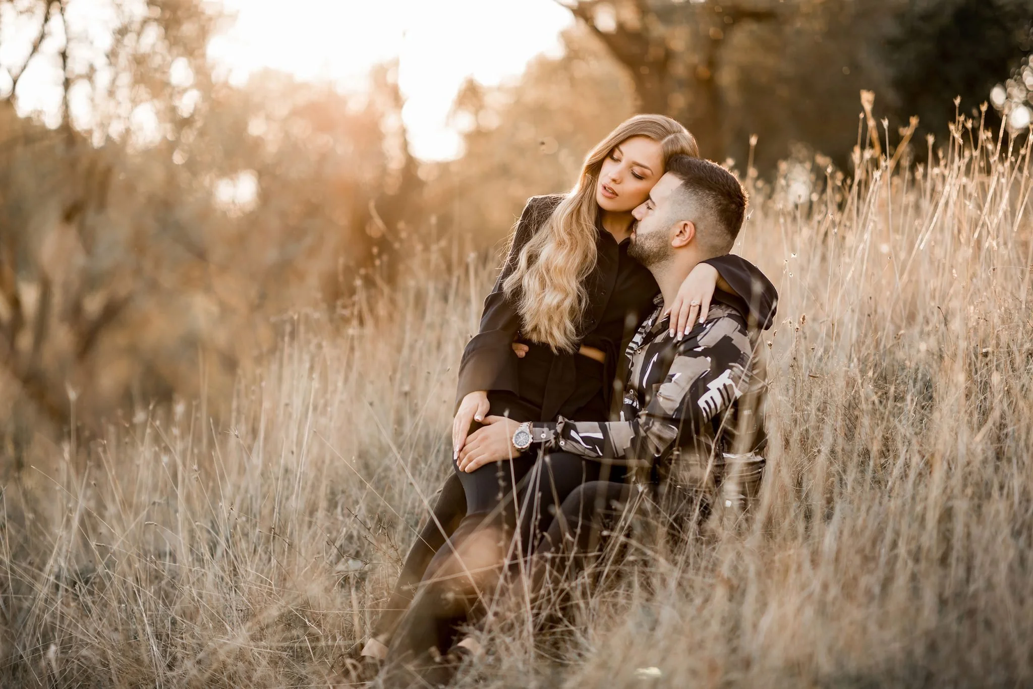 Couple-sharing-their-love-in-nature-2048x1366.jpg