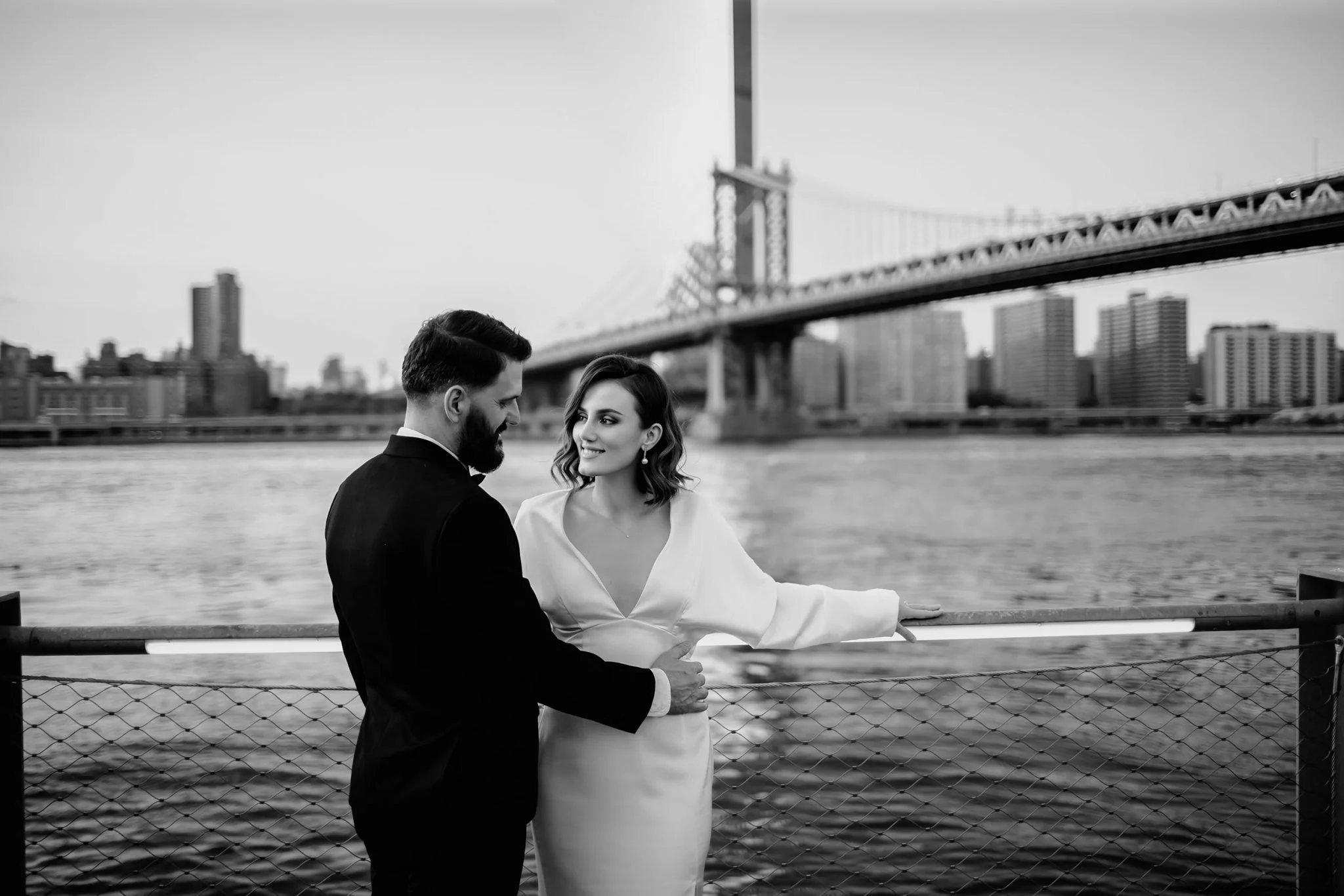 Black-whit-Brooklyn-Bridge-engagement-pictures-2048x1366.jpg