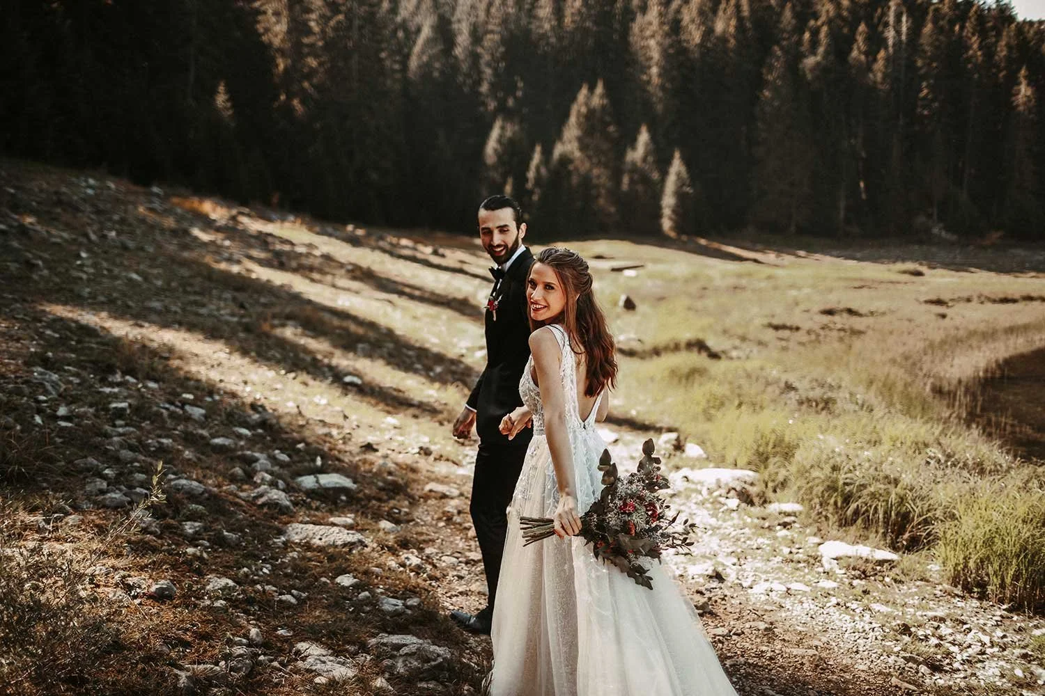 Wedding-couple-posing-in-nature.jpg