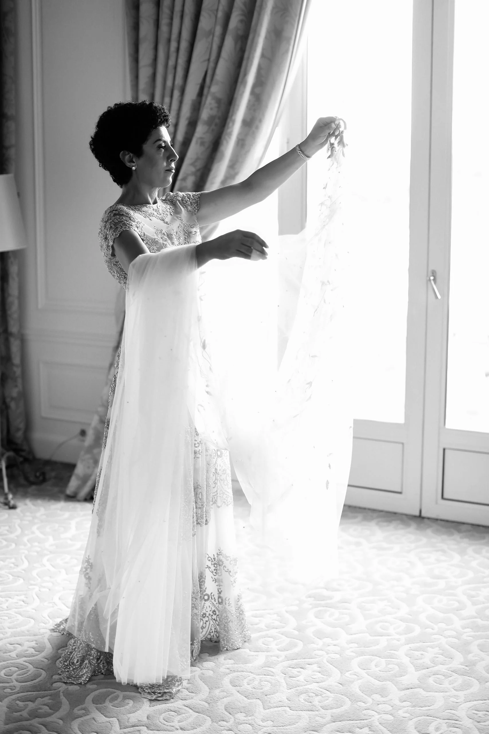 Mother-of-the-bride-fixing-the-brides-veil-scaled.jpg