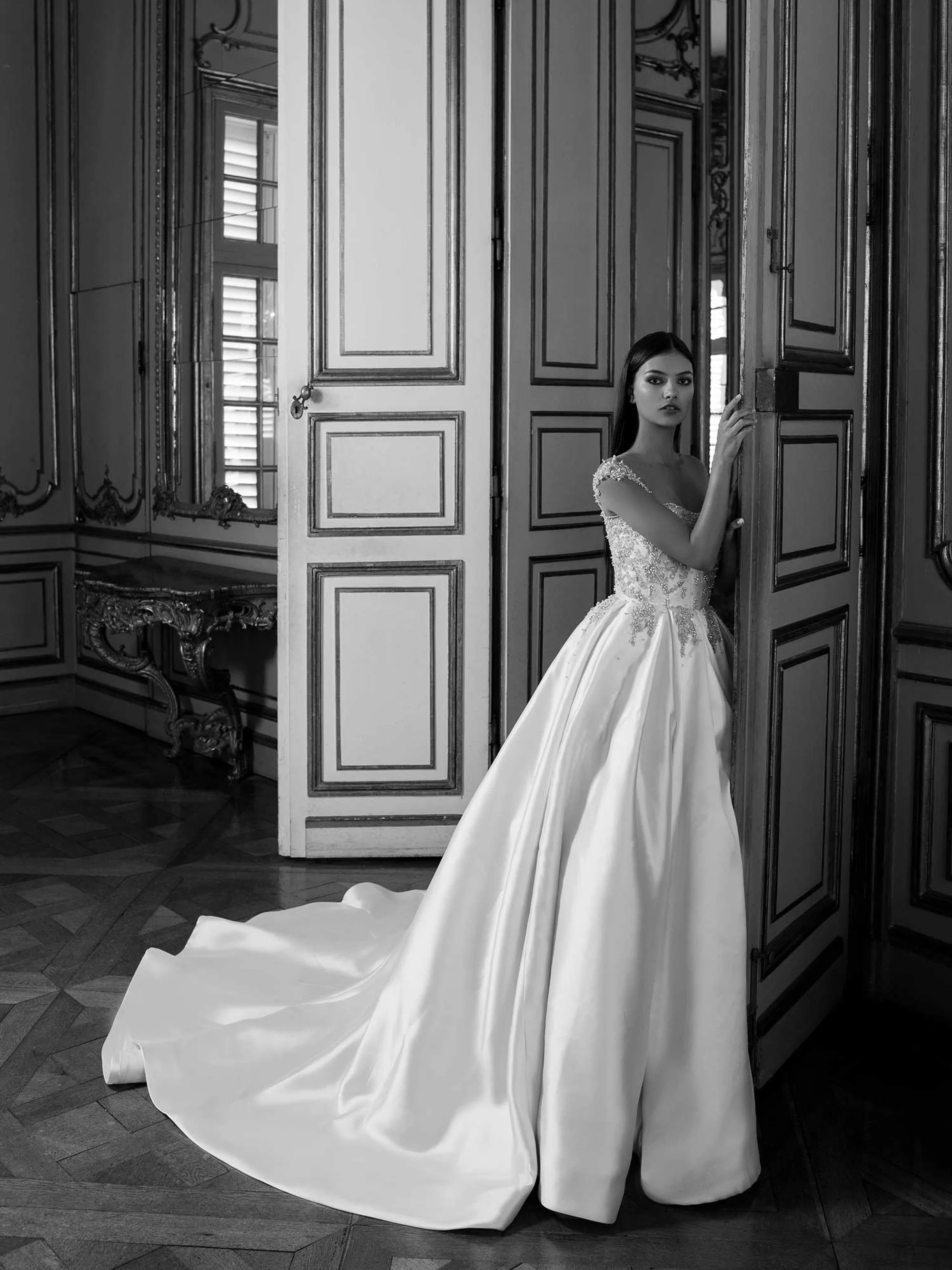 A quiet moment before forever.

An intimate bridal portrait surrounded by the timeless elegance of a historic mansion. Refined, romantic, and effortlessly editorial.

The Editorial Wedding
Photography &amp; Film | NYC &bull; NJ &bull; Destination

#E