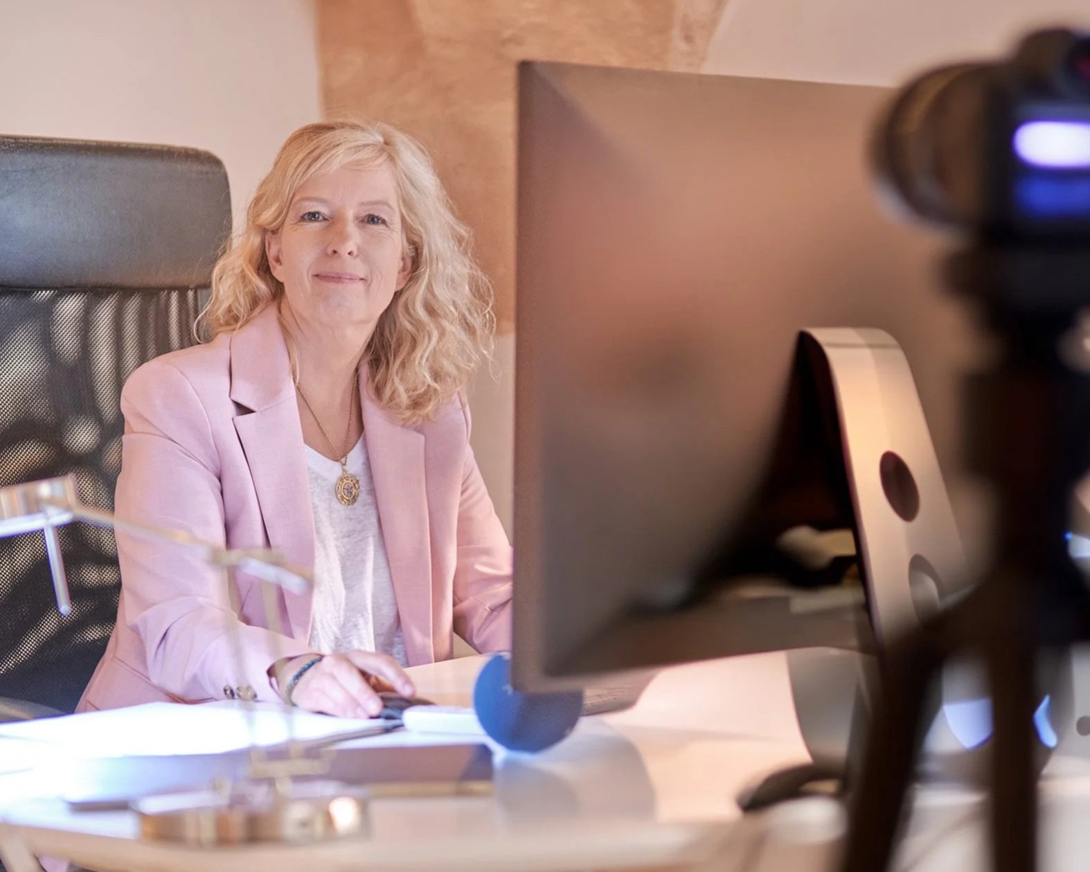 Nicole Tanculski an ihrem mpu Schreibtisch