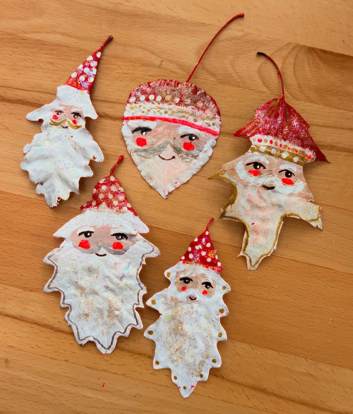 Making these little Santas from leaves makes me happier than I&rsquo;ve been in a while! I&rsquo;ll have to add them to my string of leaf Santas where they fell off last year.

#santas #leafsantas #xmasdyi #handmade #handmadechristmas