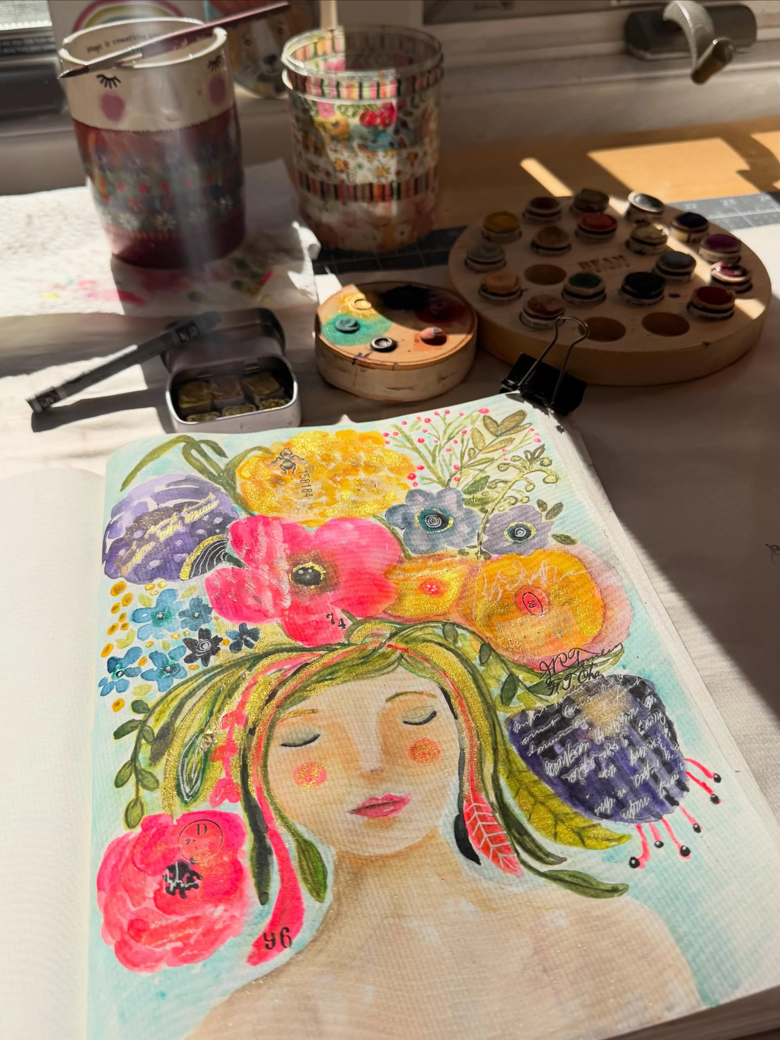 Morning meditation in my art journal&hellip;florals, golden watercolor, rub-ons, birdsong and beautiful sunlight streaming in. 🩷🙏🥰 Life is good.