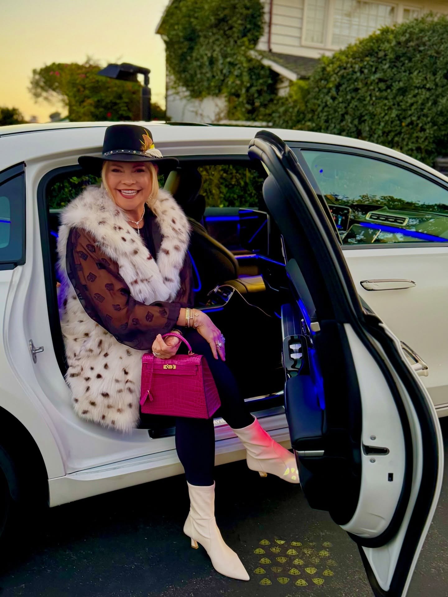 Outfit of the night 🤍

&bull; Muki Bolton&rsquo;s custom exotic crocodile handbag (DM for details) @mukiboltonboutique 💕
&bull; Gorski fur vest @gorskimontreal 
&bull; Stetson hat @stetsonusa 
&bull; @stuartweitzman white boots
&bull; And the best 