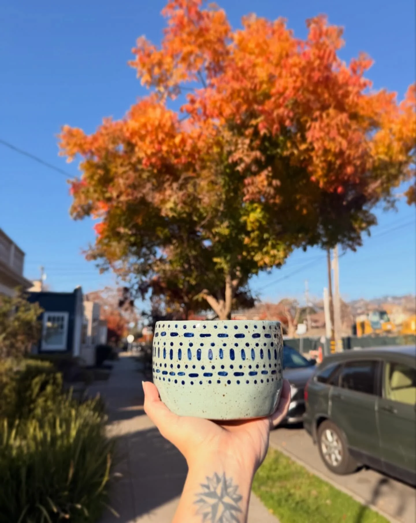 a handmade ceramic planter looks like a great Christmas gift! 🎄🔔 price: $34, message me to purchase. see more on the website ◡̈