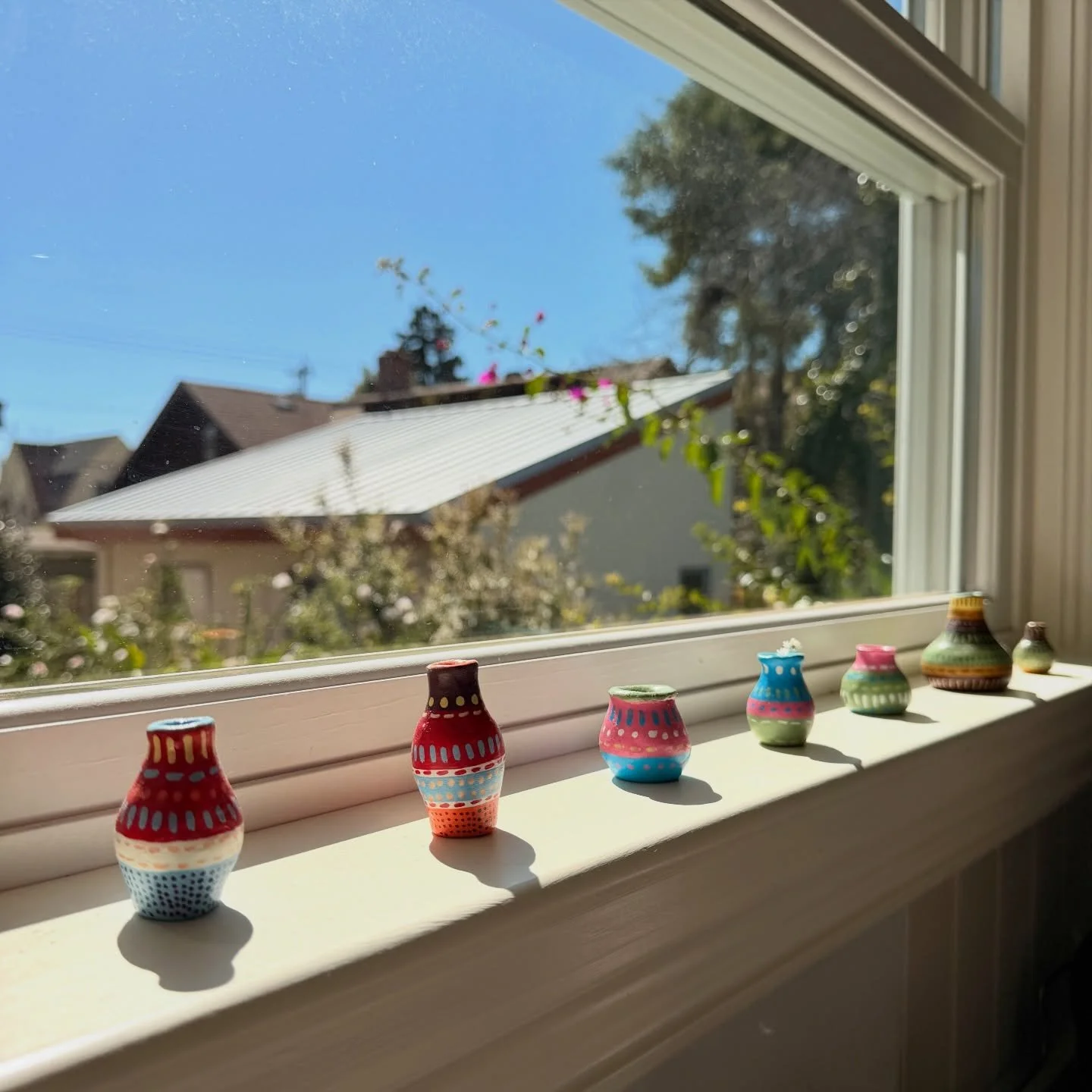 🌸 Teatime mindset: the world is insane, but at least I have tiny cute vases by my window with beautiful sunlight and the days are getting longer 🙌🏼 (I will make more of these again, stay tuned)