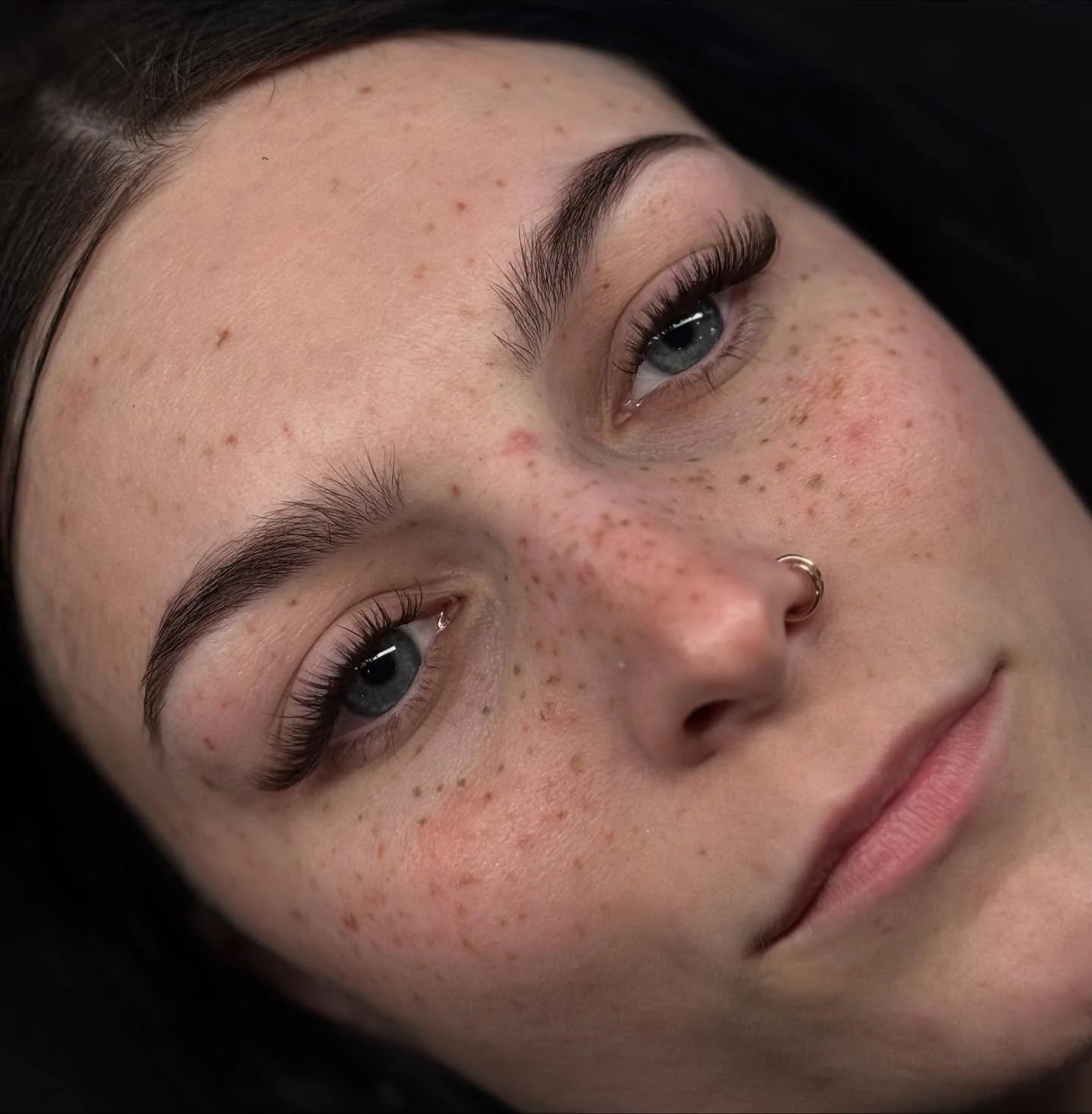 Kitten eye + brown lashes = the ultimate everyday glam: 

natural, warm, and flattering ✨🪩

#lashextensions #lashesnyc #pittsburghlashes #onyxandaura