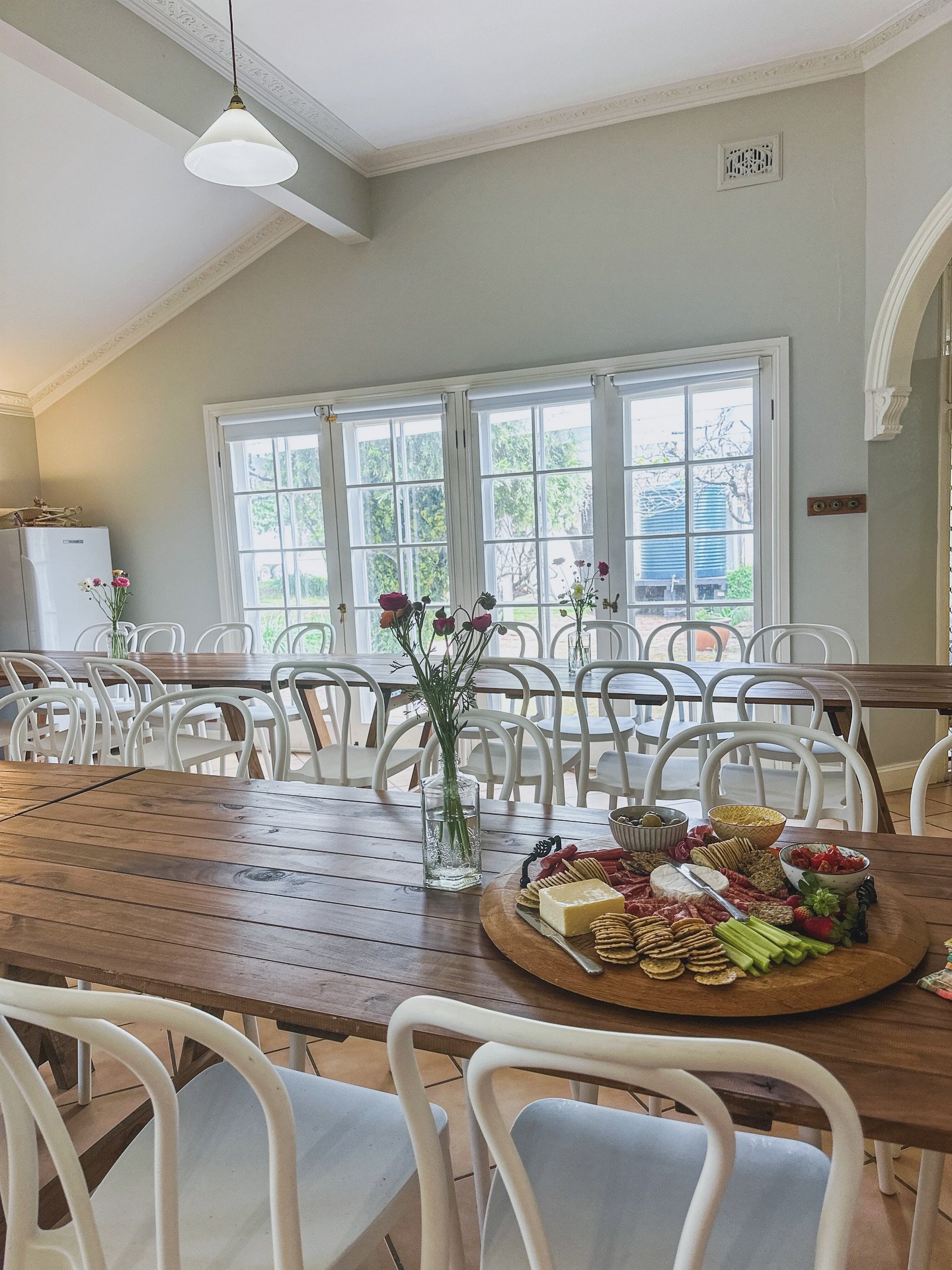 Proof that it doesn&rsquo;t have to be hard ✨
Timber tables, white Broadway chairs, and a few colourful @mrsgardnerflowerfarmer blooms from @posies__ &hellip; simple pieces, effortless elegance 🌸

📸 @rosieclift