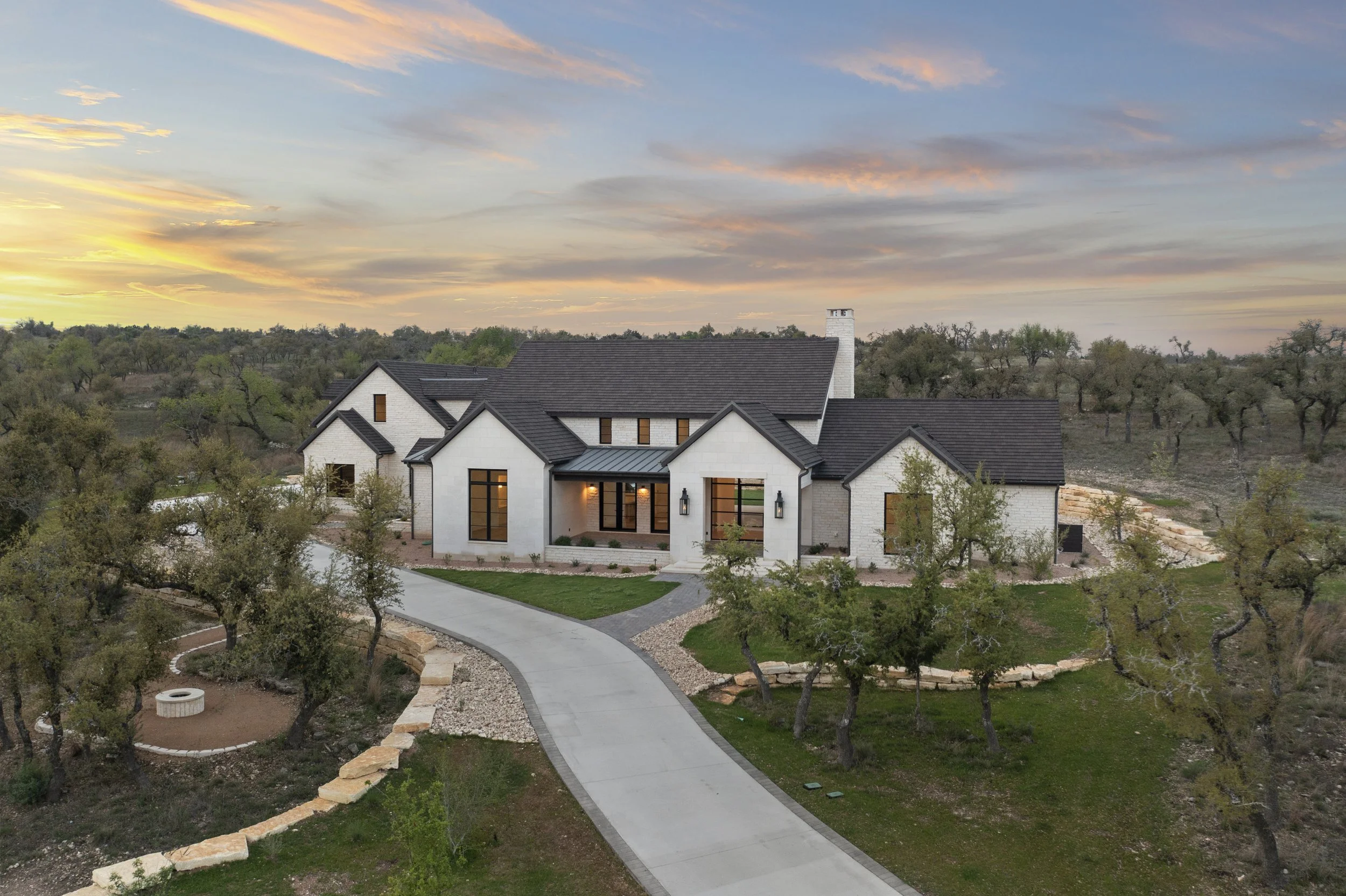 2552-outdoor-dusk-front-drive-1.jpg