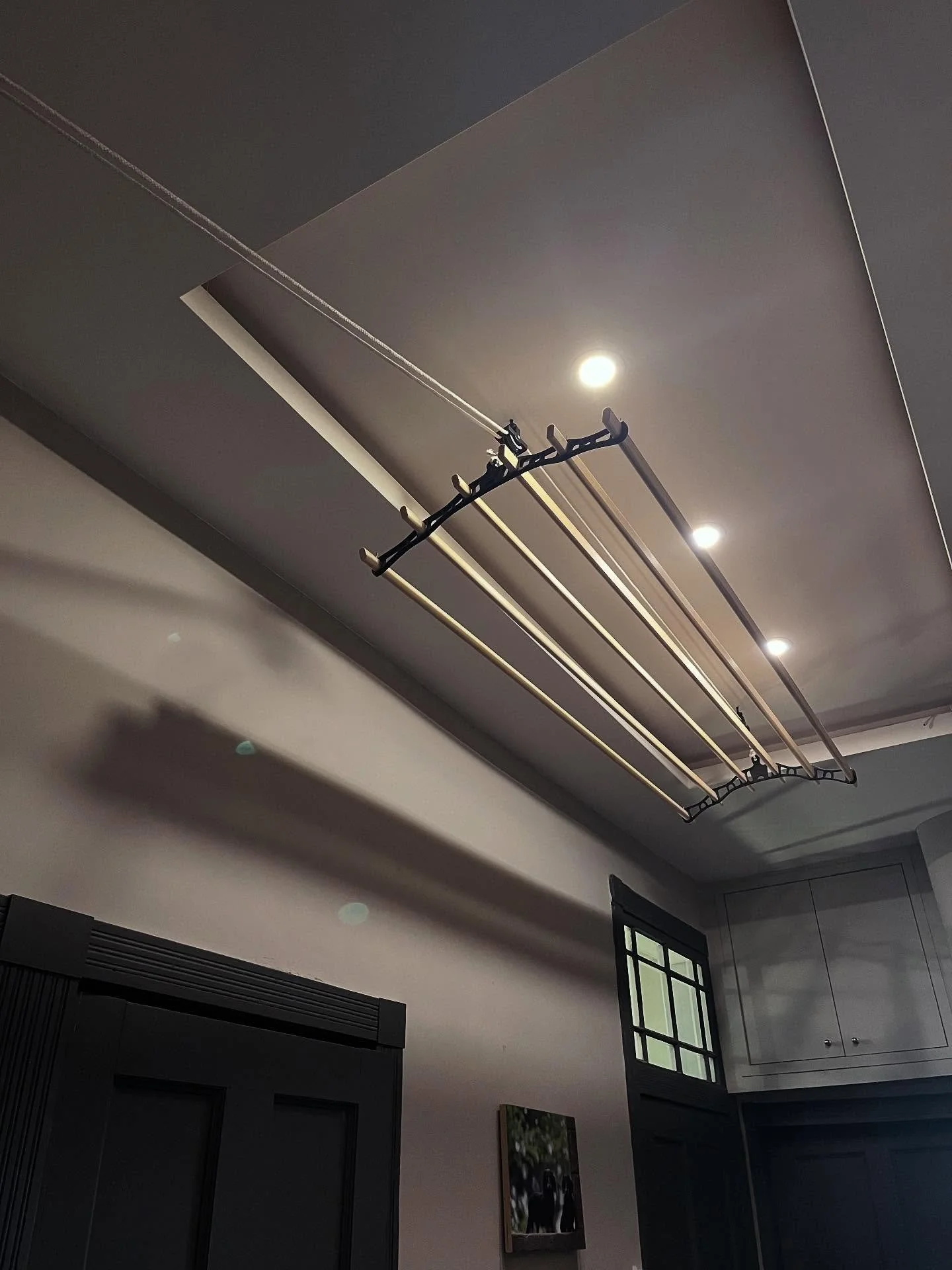 Bringing back the classic pulley airer ✨🔧 A neat bit of old-school design that saves space and makes drying clothes way easier. Installed safely and solidly so it&rsquo;ll last for years &ndash; and looks pretty tidy up there too! 💪

#Handyman #Edi