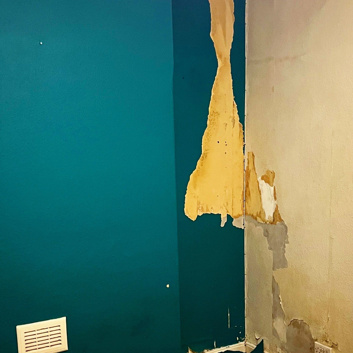 Before ➡️ during ➡️ after.
This room had damp issues, old wallpaper falling off and some very dark colours underneath. On top of that, the whole flat had to be turned around in one week, over the Christmas period.
The job meant taking time where it m