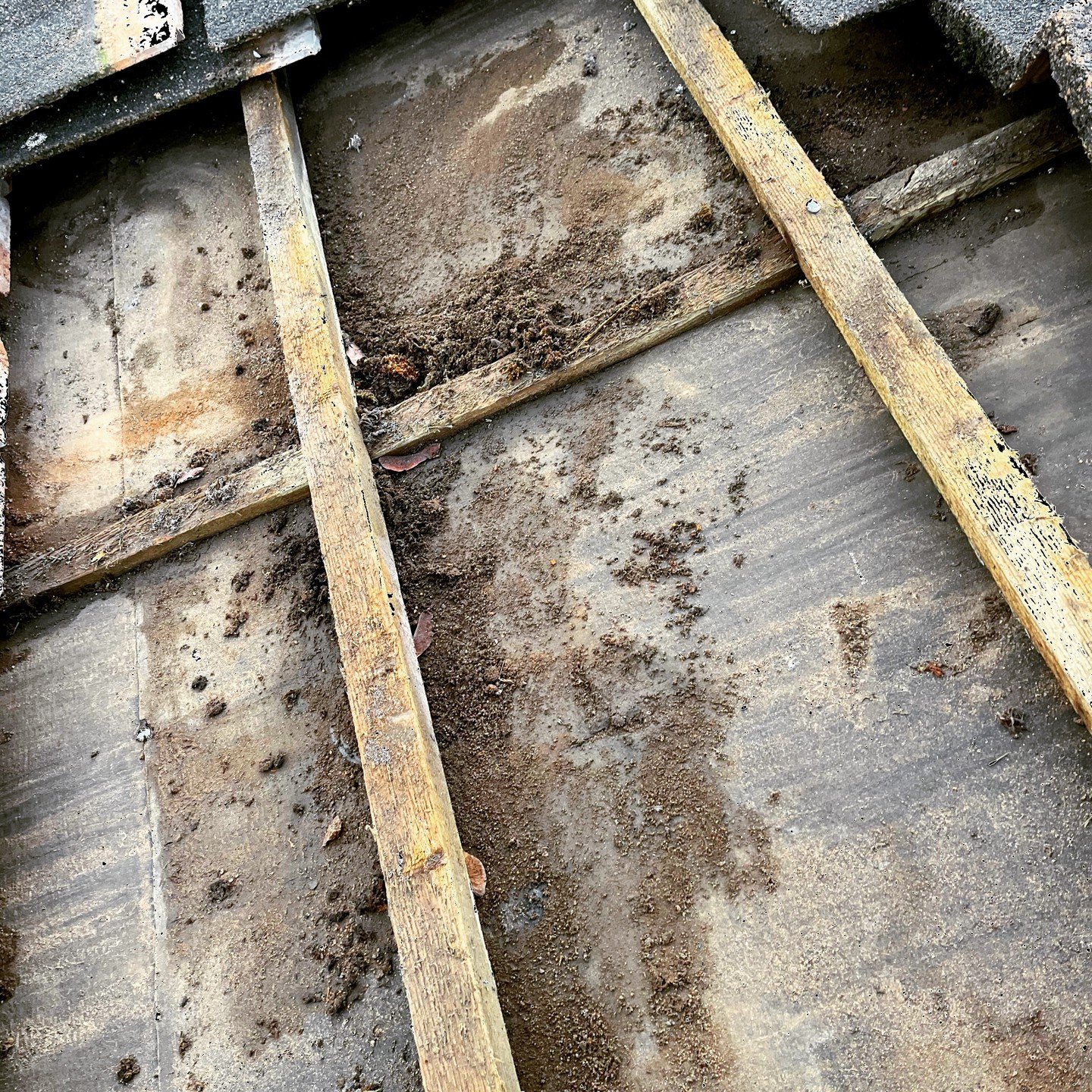 Tricky roof leak traced and fixed 🔍🔧
Tenants reported water coming through a hallway light fitting 💧💡
After investigating inside, I found a wet patch on the underside of the roof around 2m away &mdash; pointing to a roofing issue rather than plum