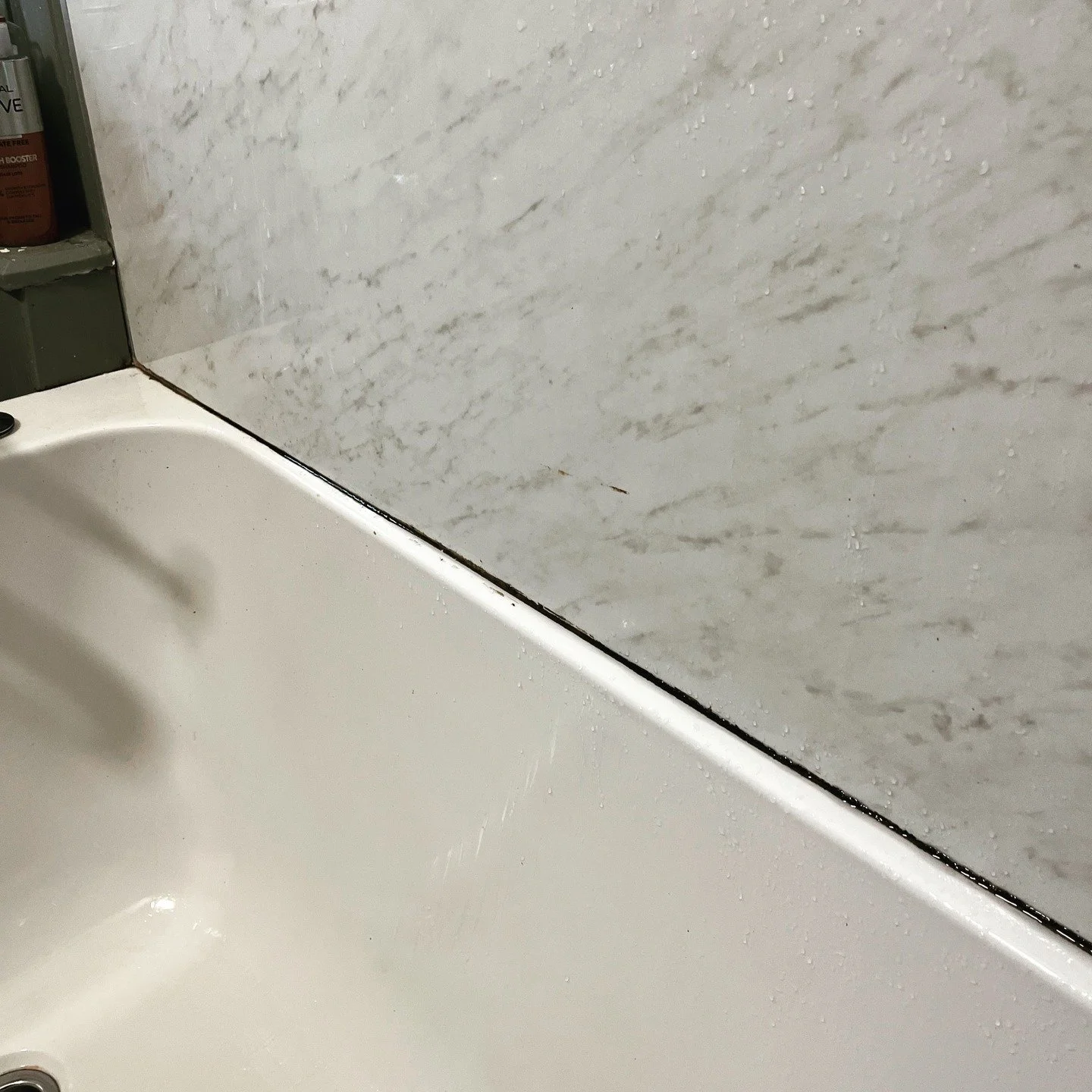 Fresh silicone, done properly 🛁🔧
Removed old, mouldy silicone that was starting to fail and let water track down behind the bath. Some awkward corners, uneven gaps and a few spots that needed a thicker bead to get a proper seal.
I always take the t