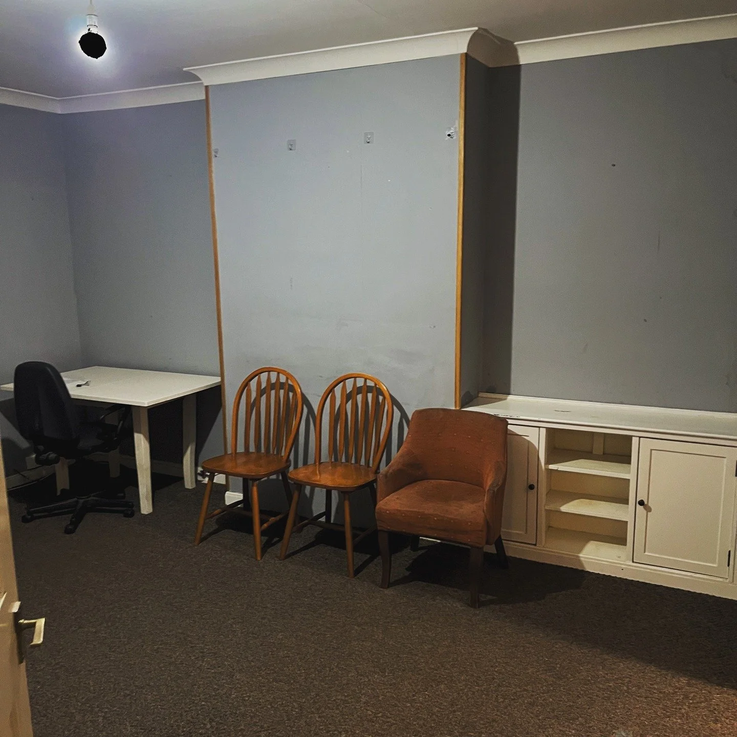 Before ➡️ After
This room was covered in a weird blue/grey paint with loads of Blu-Tack stains, patchy areas and old marks showing through. The brief was simple: make it white and make it clean.
In reality that meant:
&bull; Sorting patchy walls
&bul