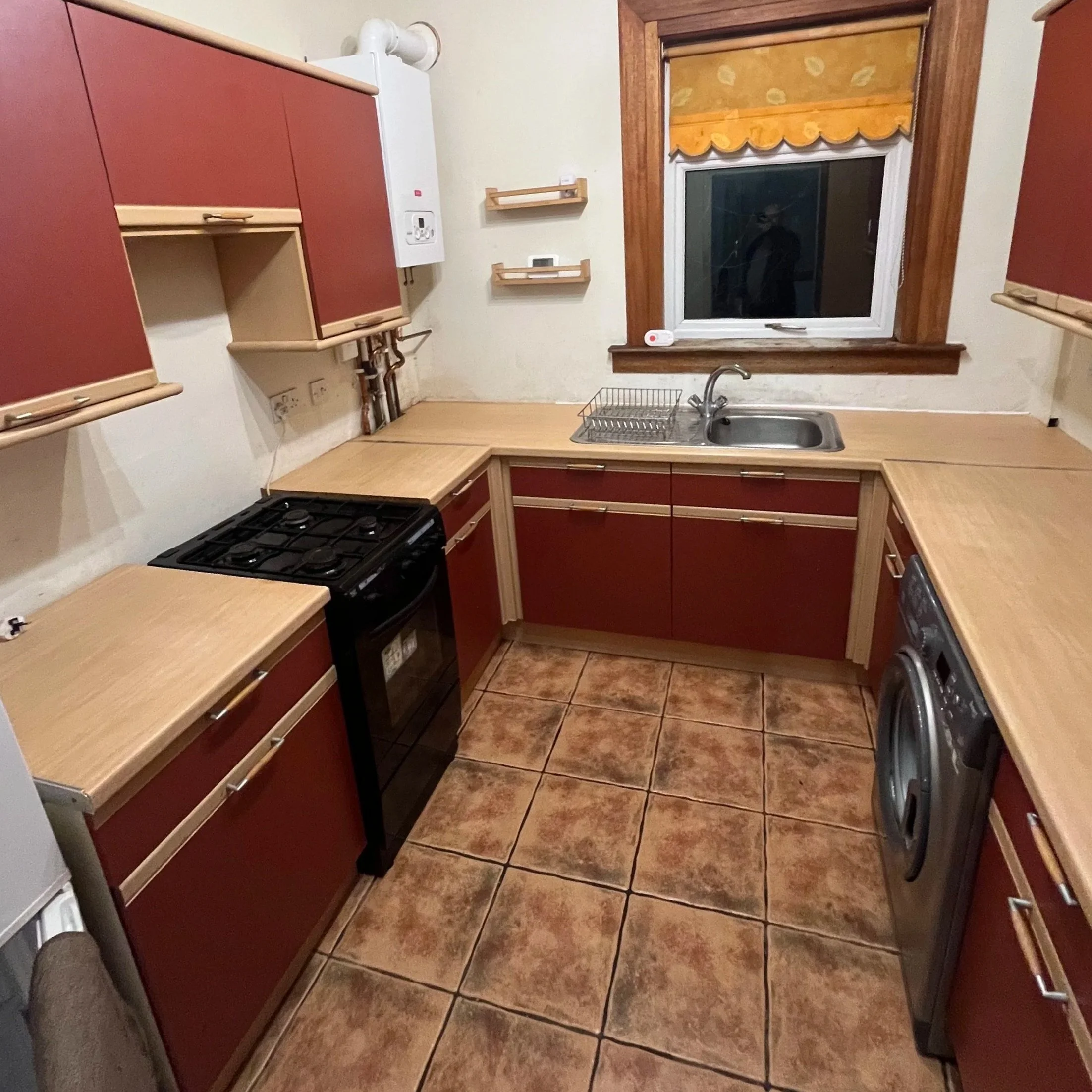 Professional deep cleaning of a rental property in Edinburgh. Kitchen fully cleaned and prepped prior to tenant moving in. 