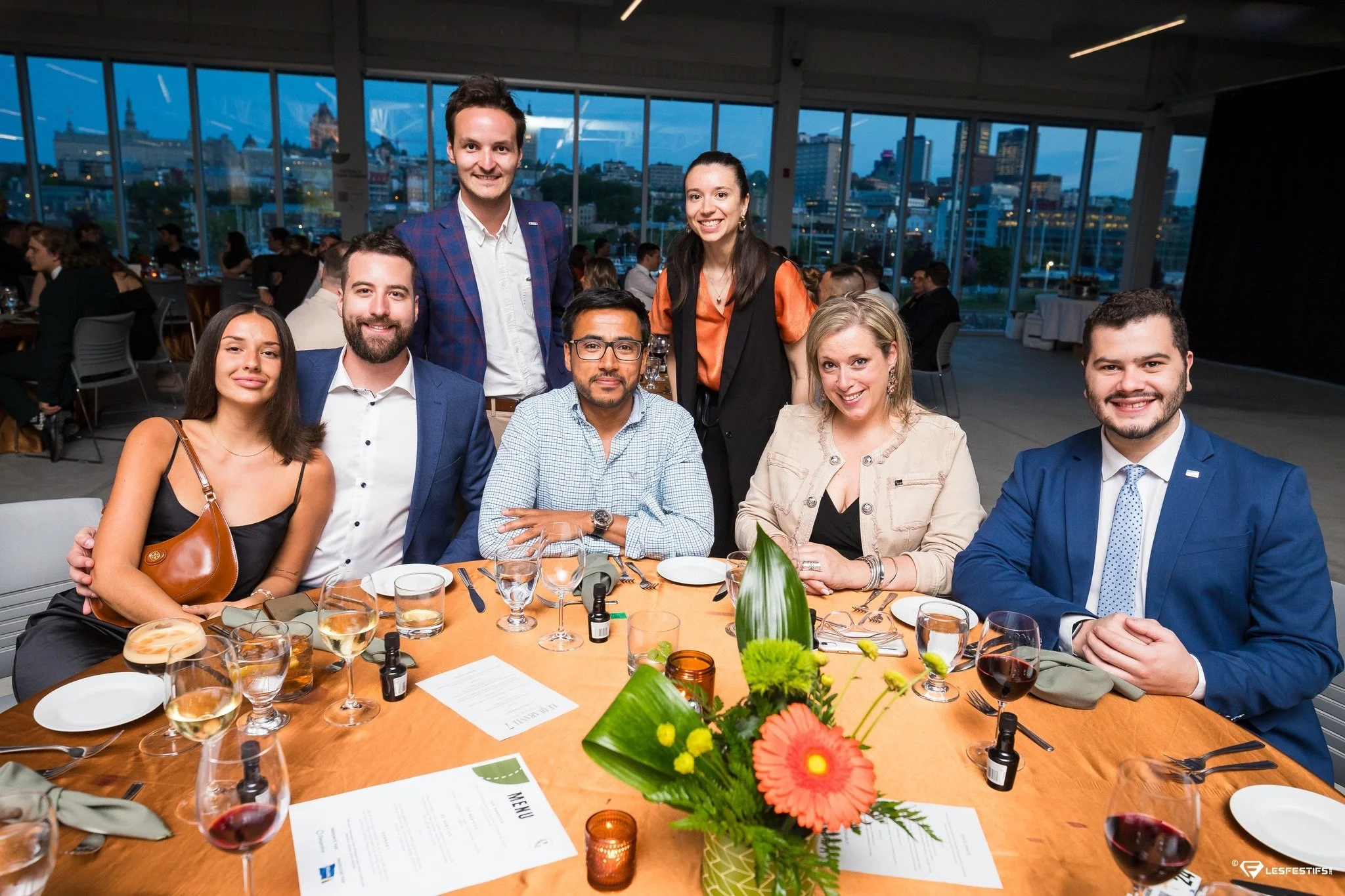 Un groupe de personnes assises autour d'une table lors d'un dîner.